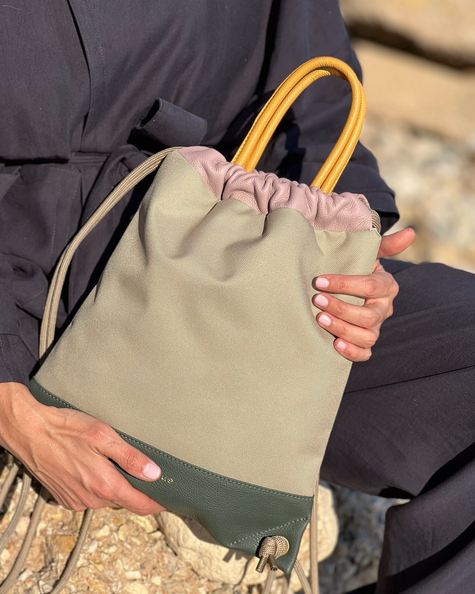 Mochila bolso urbana para mujer Atalaya de Mimique en piel y loneta impermeable verde pato y beige. Tamaño mediano y gran capacidad. Cómoda y ligera. Made in Spain.