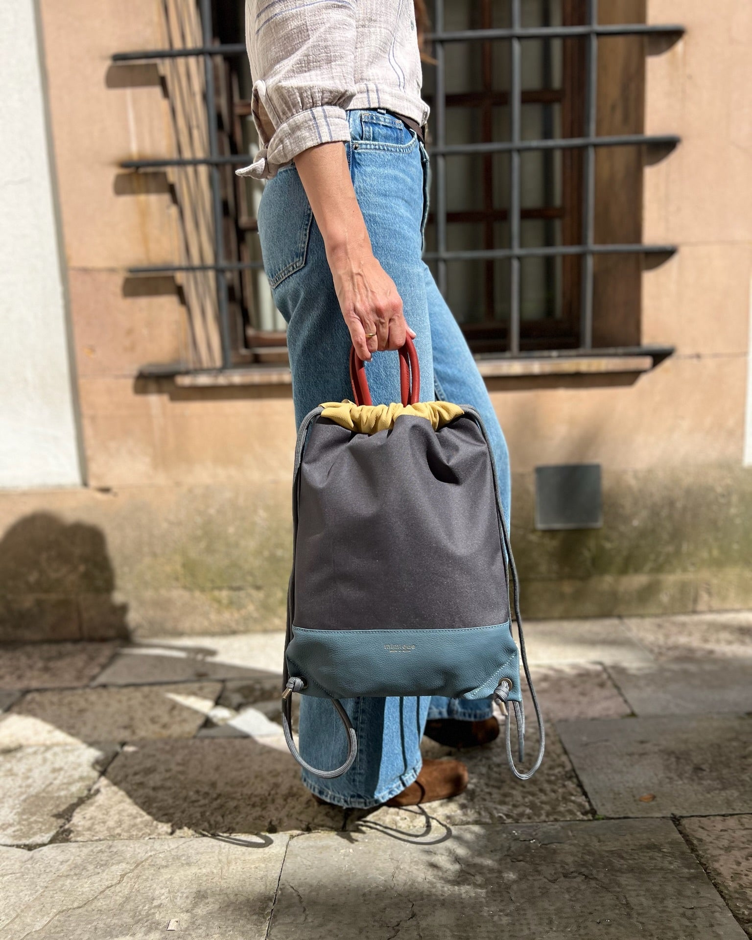 Mochila bolso Sevalle Mimique de color gris oscuro urbana cómoda, ligera y segura