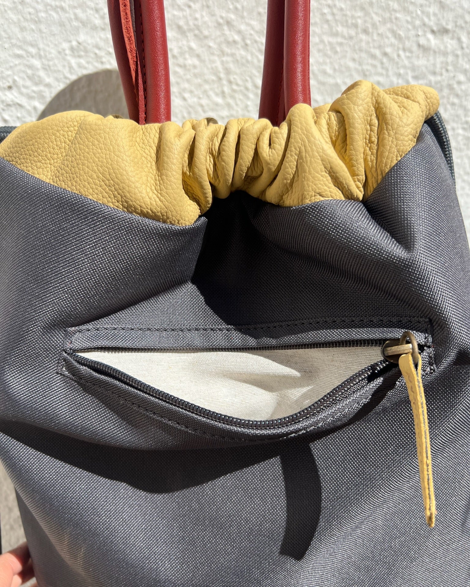 Mochila impermeable Sevalle Mimique para mujer en color gris en piel y lona de gran calidad hecha en España bolsillo cremallera