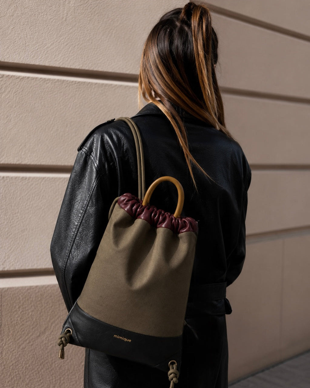 Mochila urbana para mujer elegante y versátil Sevalle caqui de Mimique hecha a mano en España