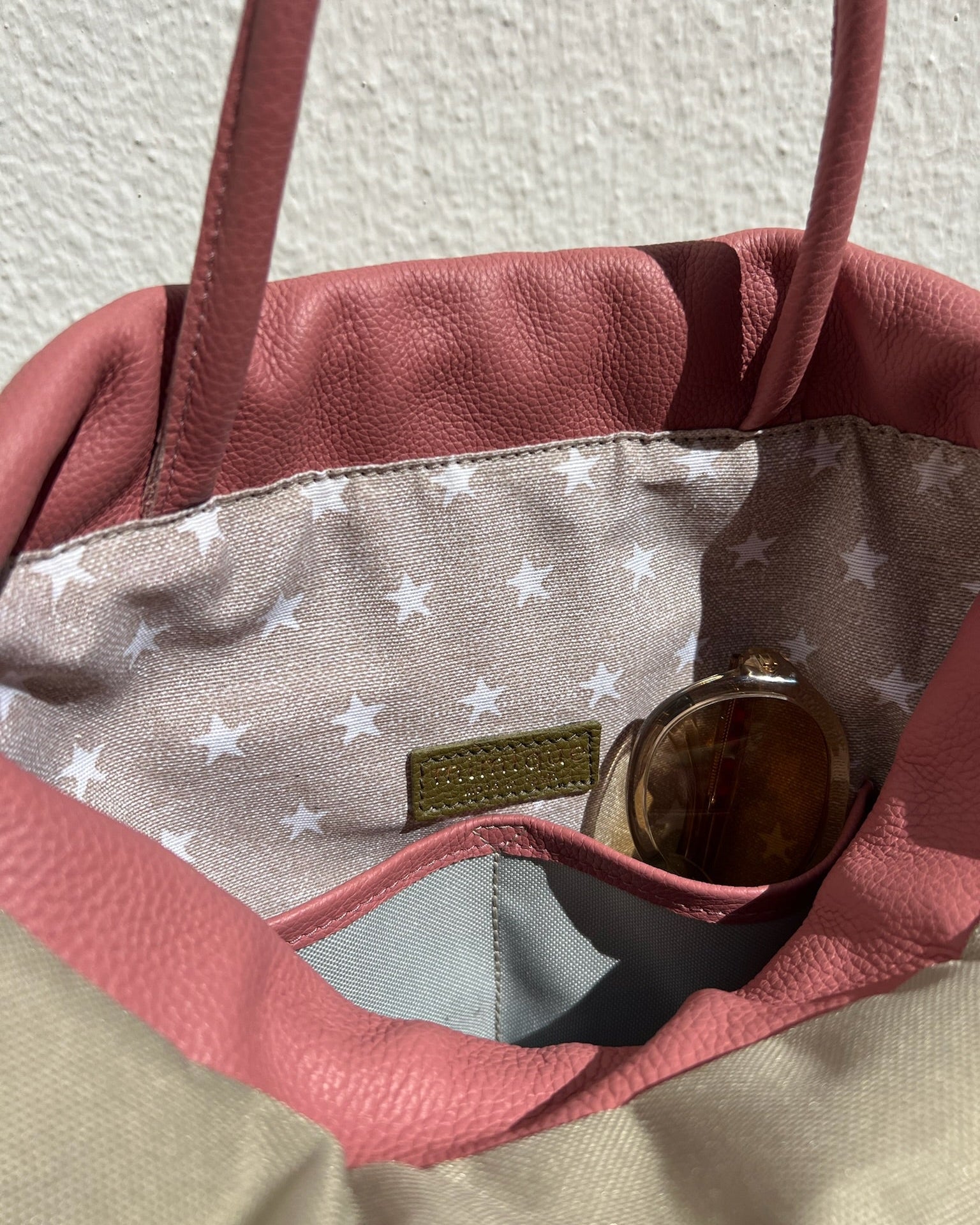 Sevalle verde y beige Mimique mochila impermeable urbana ligera, segura, máxima calidad hecha en España
forro interior