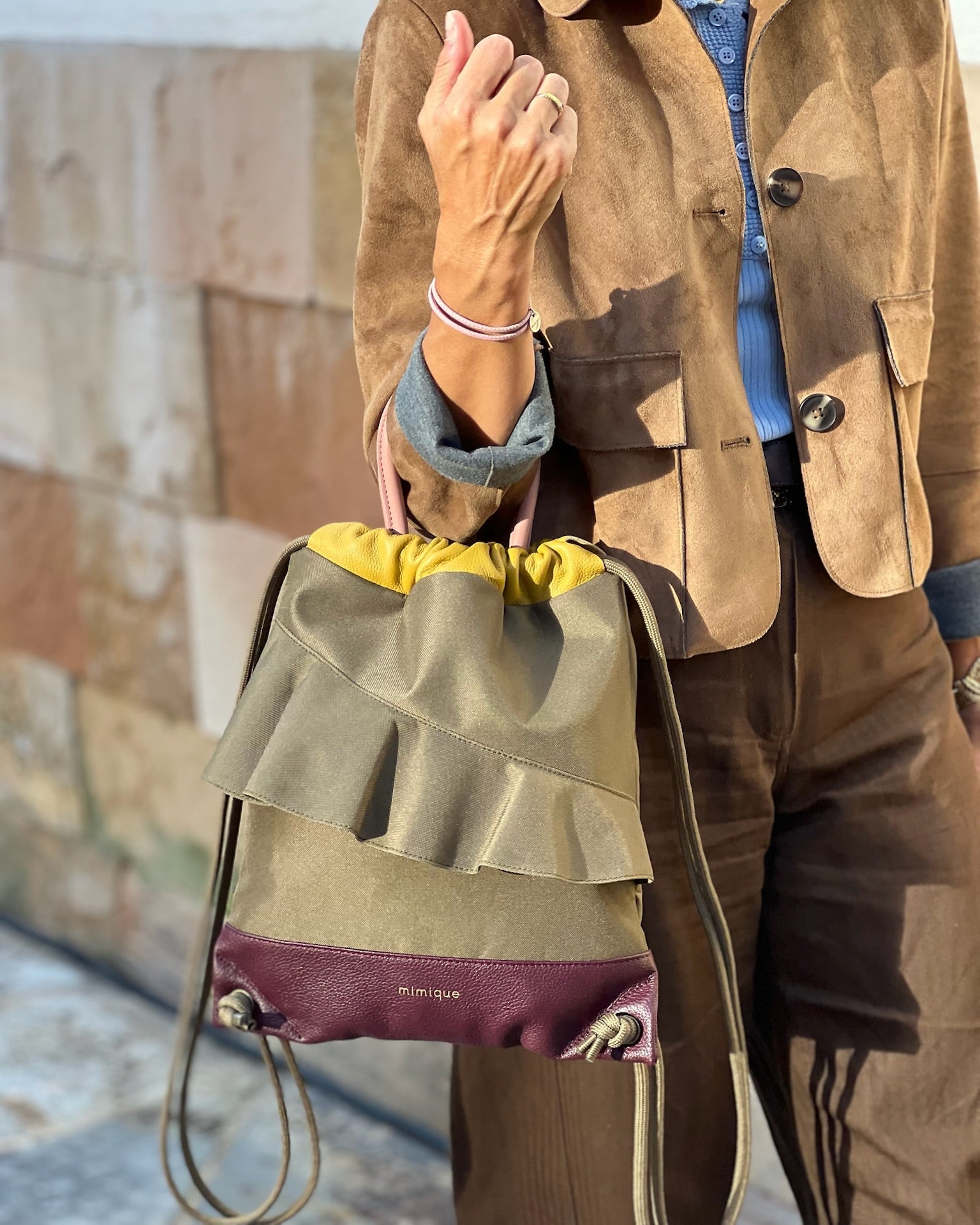 Mochila bolso de mujer de piel y loneta impermeable verde caqui y burdeos Zahora mini de Mimique. Diseño artesanal hecho en España. Cómoda, ligera y atemporal