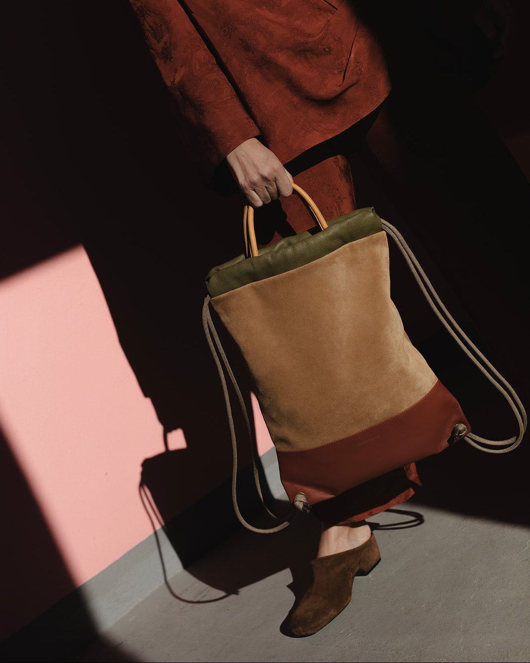 Mochila de piel para mujer color camel premium hecha en España, diseño minimalista, gran capacidad y acabado artesanal - Mimique