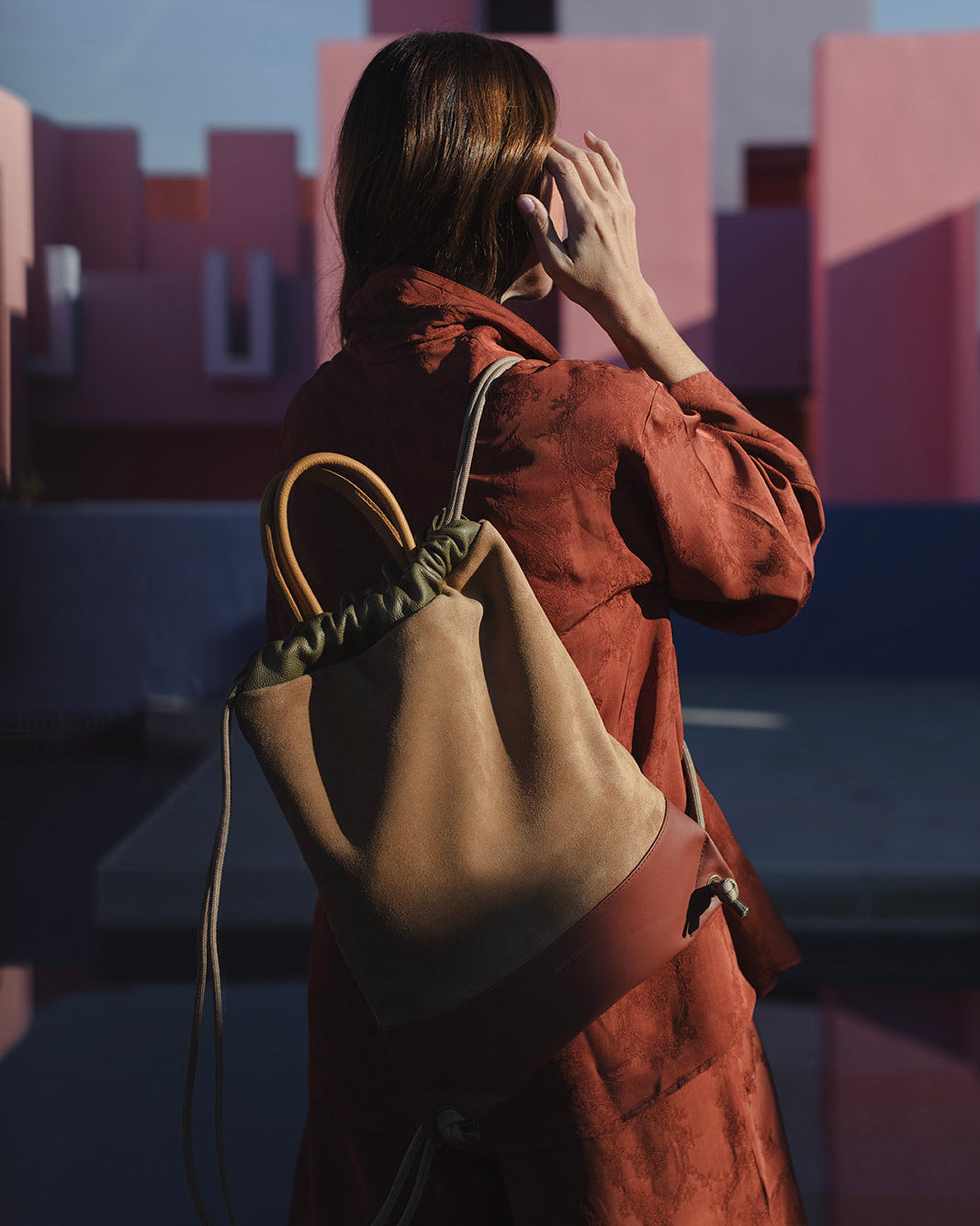 Mochila Arra Mimique de piel camel artesanal hecha en España, diseño atemporal, gran capacidad y cierre seguro, piel premium de alta calidad