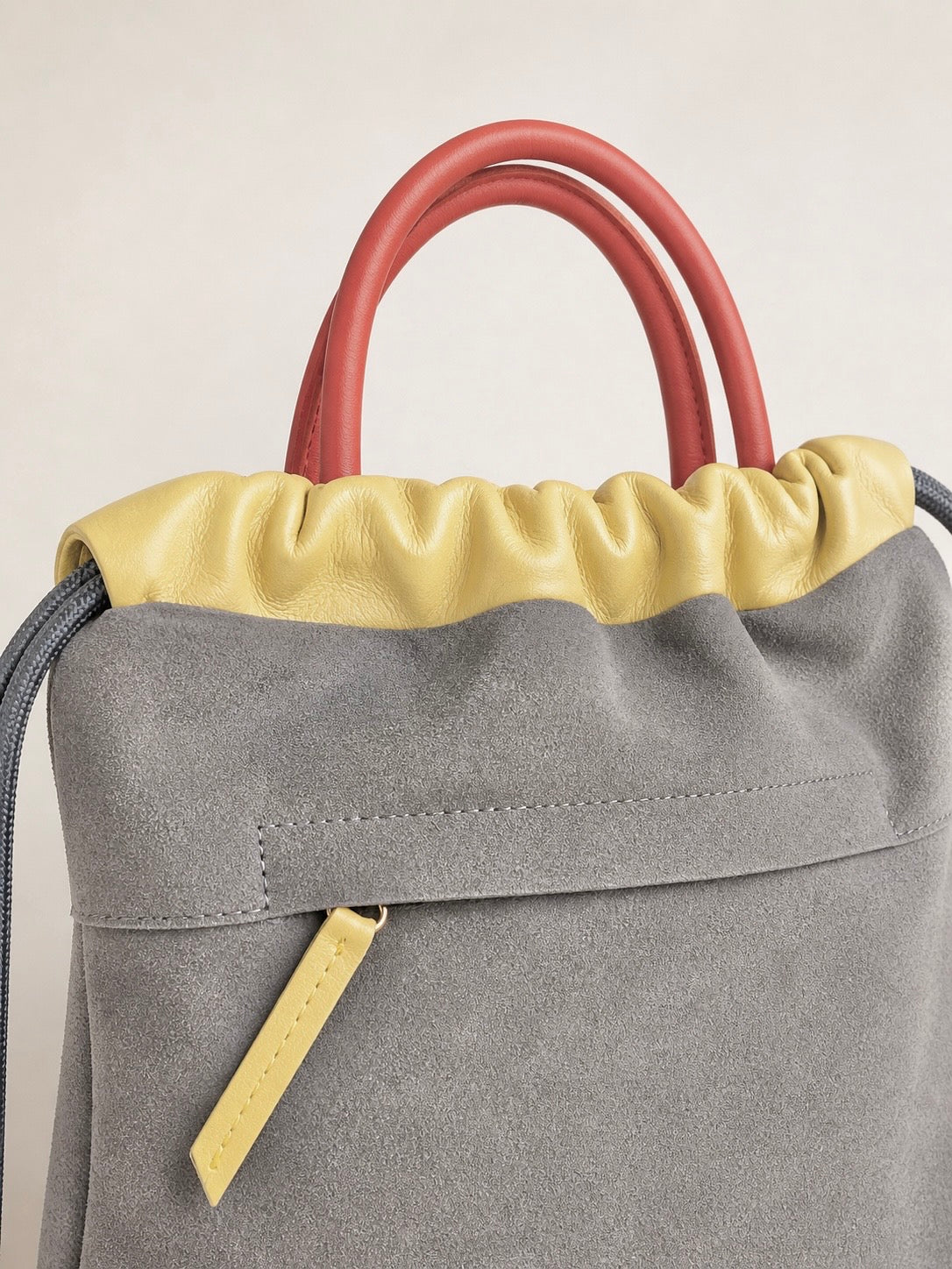 Mochila bolso de gran capacidad Arra de Mimique en color gris con bolsillo con cremallera, segura y resistente