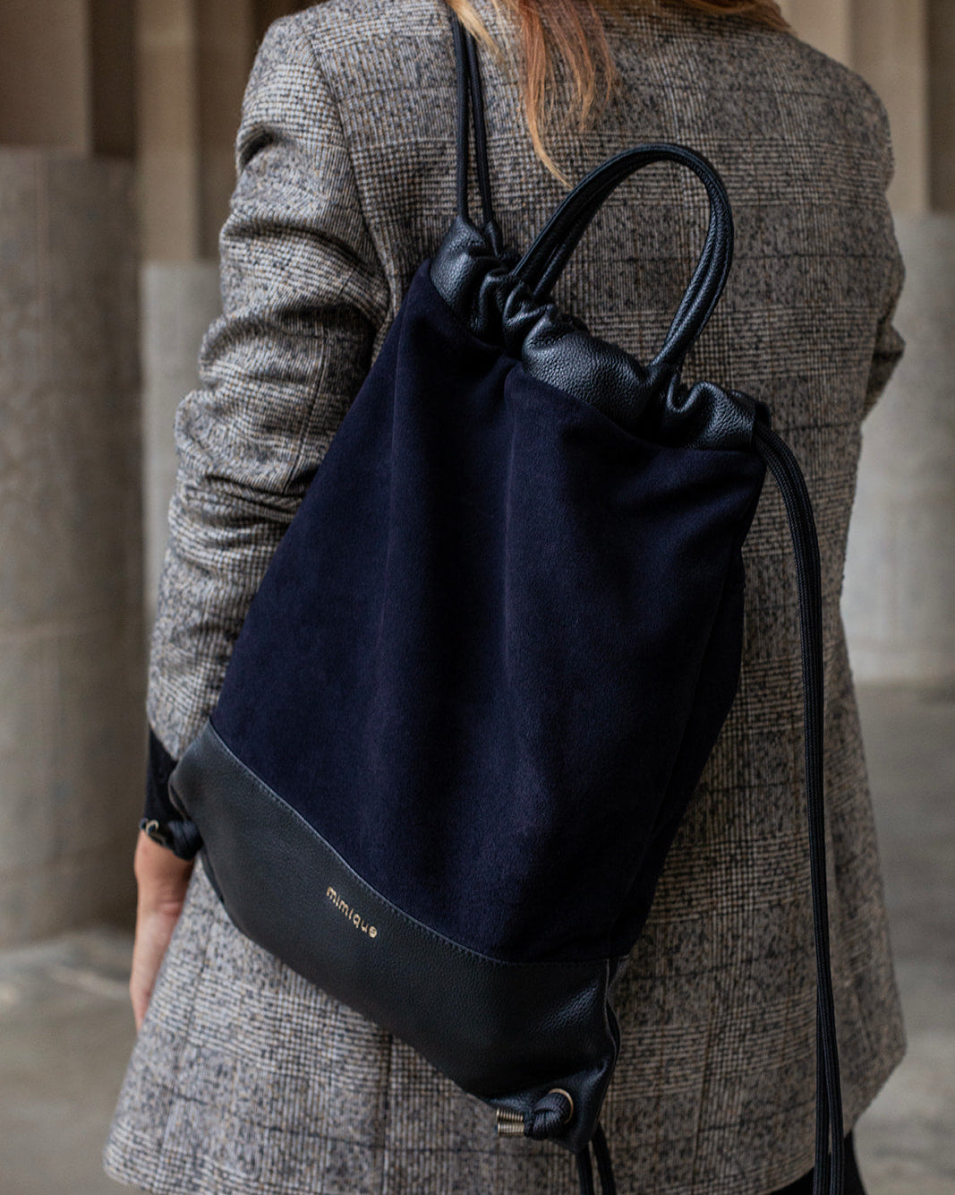 Mochila negra y azul noche Arra de Mimique en piel y serraje de máxima calidad tamaño grande para ordenador