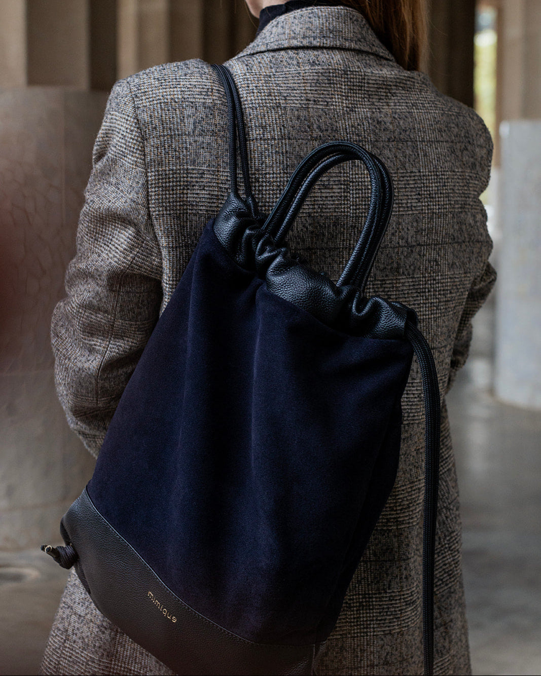 Mochila bolso Arra de Mimique para mujer en piel negra y azul hecha a mano en España