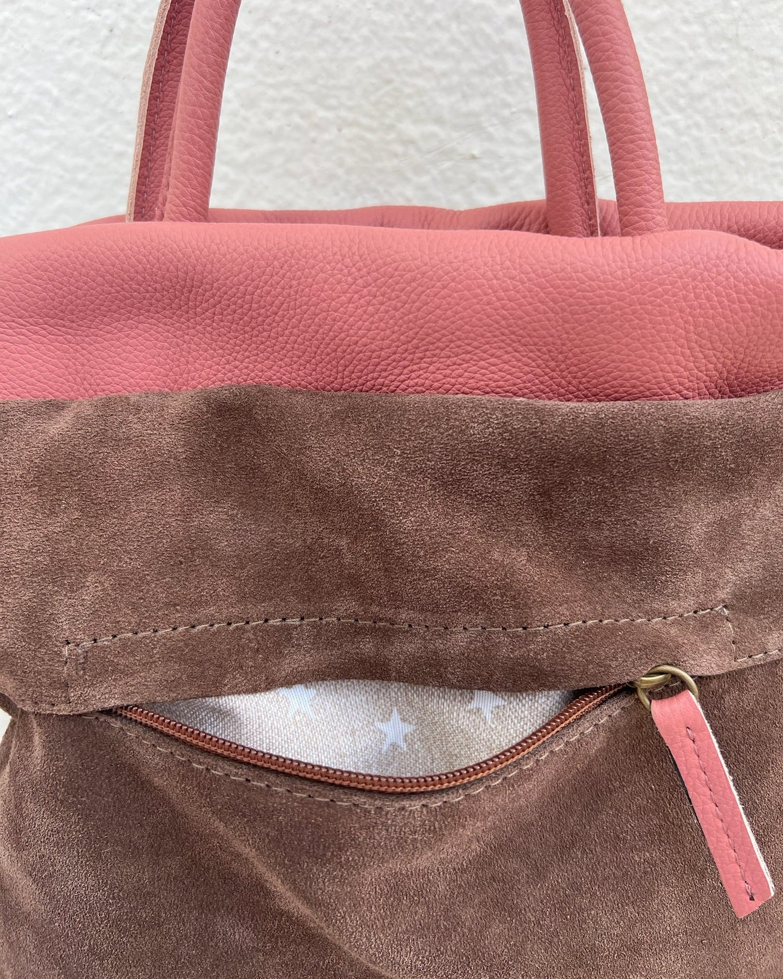 Mochila bolso mujer Arra Mimique topo y caballa en piel y serraje, hecha a mano en España, grande y cómoda