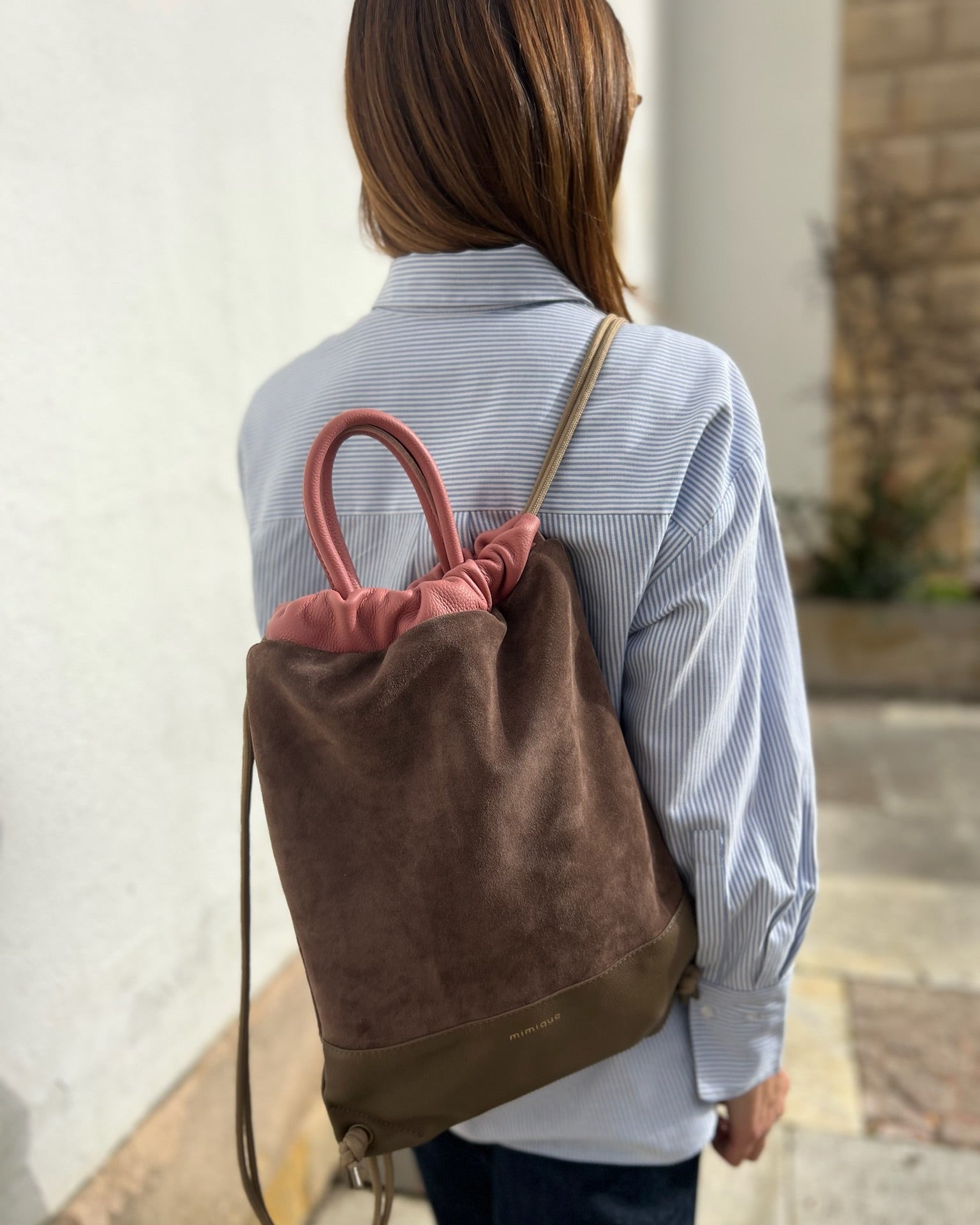 Mochila bolso mujer Arra de Mimique topo caballa, piel y serraje, diseño versátil, gran capacidad y artesanal