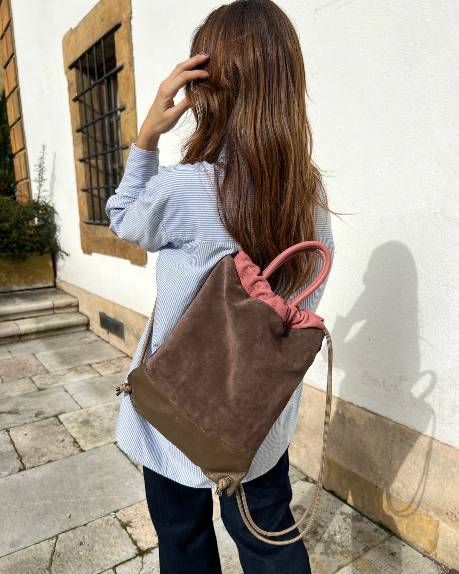 Mochila bolso Arra Mimique topo y caballa en piel y serraje, hecha a mano, ligera, cómoda y de gran tamaño