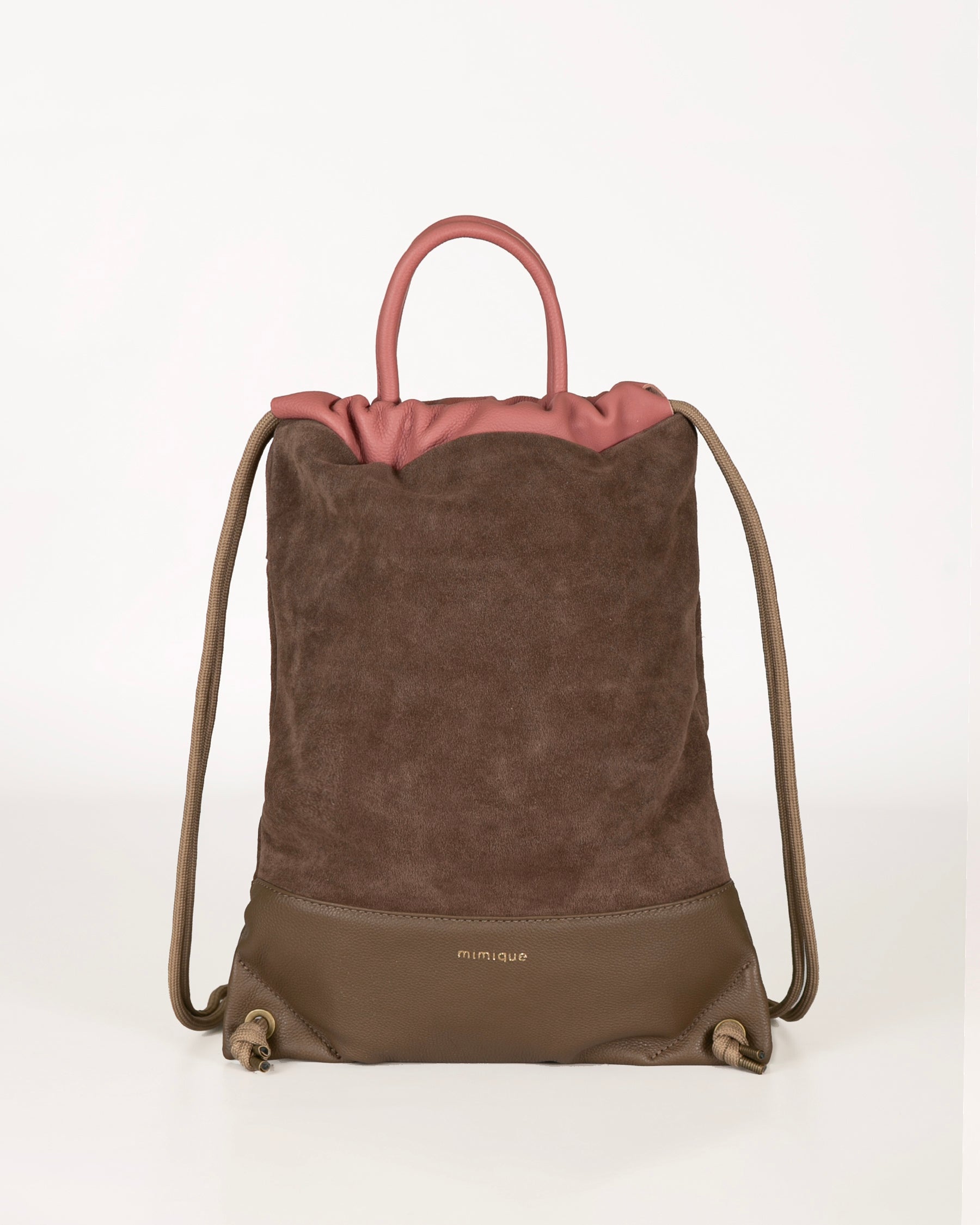 Mochila bolso Arra en color topo y caballa de Mimique. Con diseño atemporal y versátil en piel y serraje de gran calidad. Hecha de forma artesanal en España. Tamaño grande y gran capacidad. Cómoda y ligera