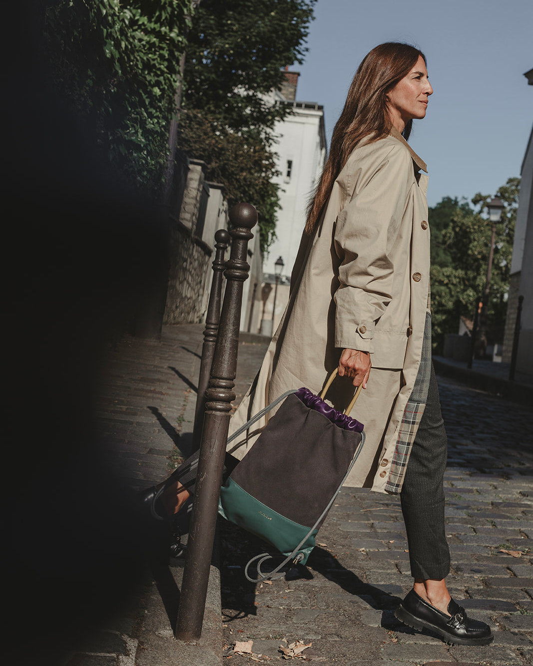 Mochila bolso Arra de piel y serraje de Mimique para mujer color gris oscuro verde y berenjena cómoda ligera y segura