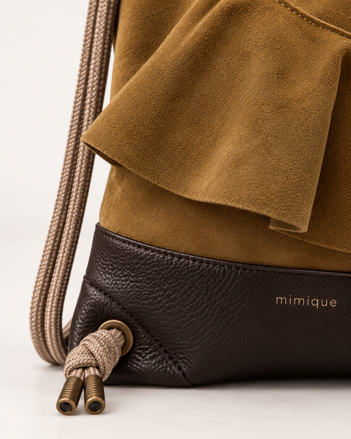 Mochila de piel y serraje ante camel avellana Bolonia Mimique para mujer hecha a mano en España calidad premium