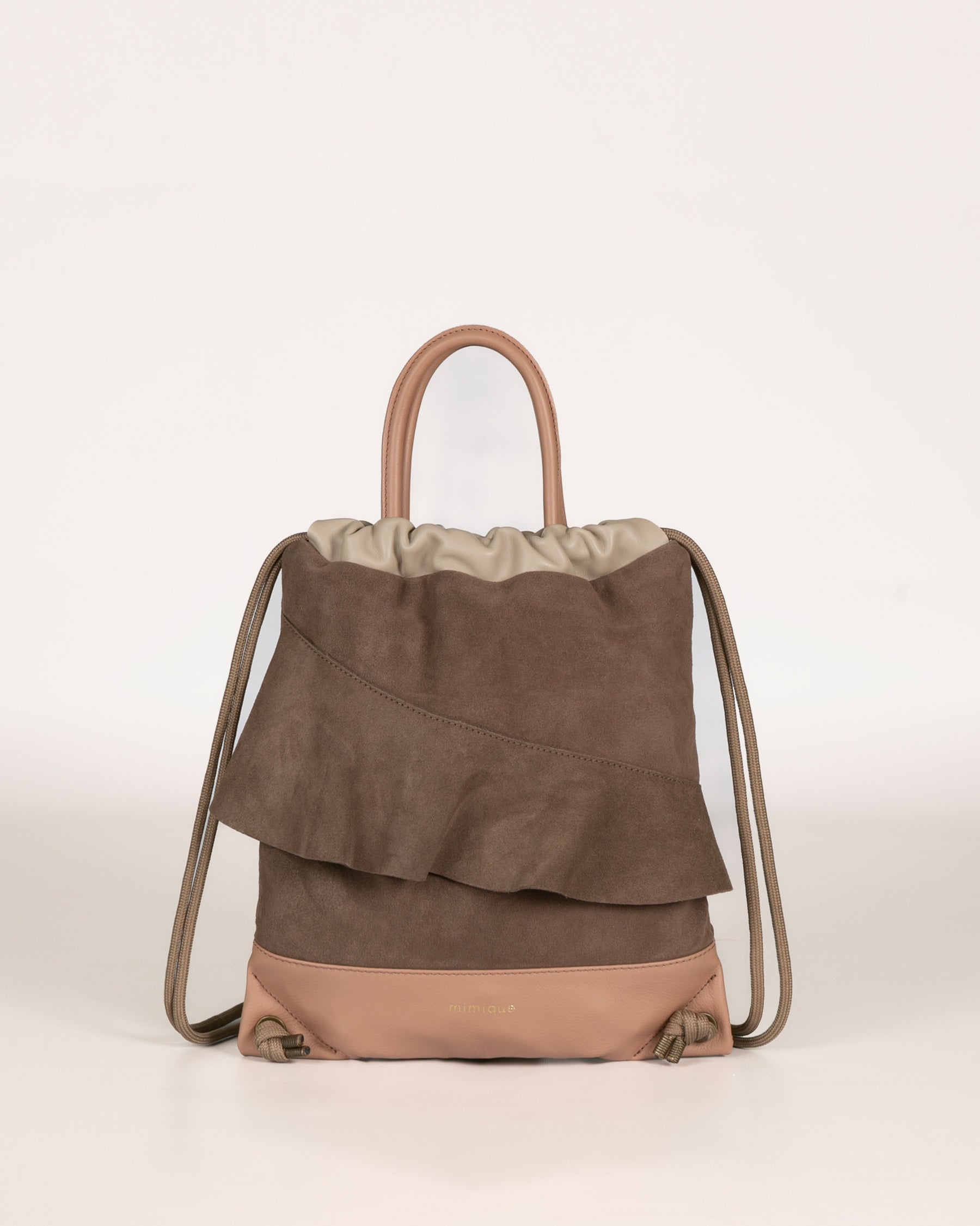 Mochila bolso de piel y serraje topo y maquillaje con original diseño con volante. Hecha a mano en España con materiales de gran calidad. Cómoda, ligera y de gran capacidad