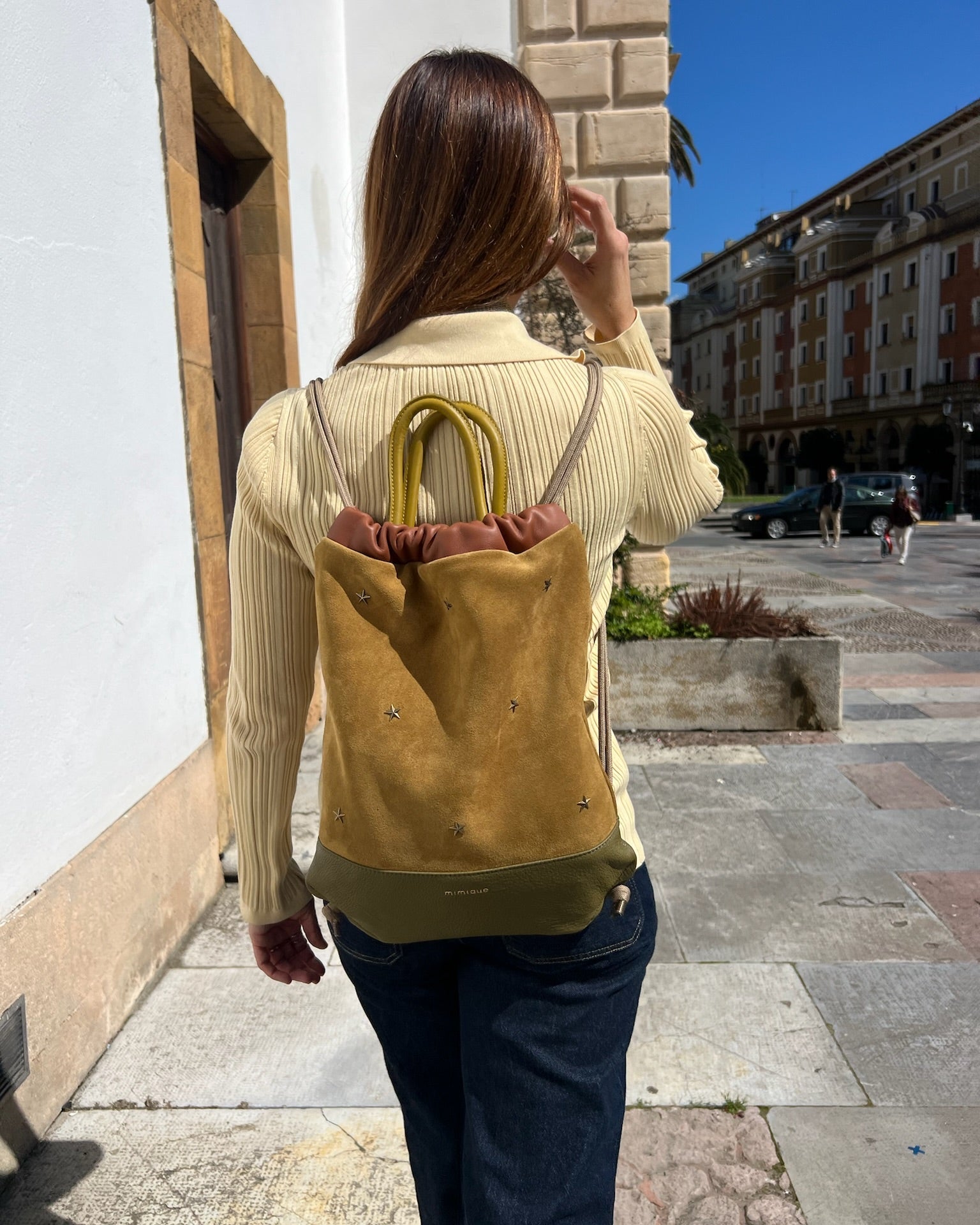 Mochila grande de mujer Mimique en piel y serraje premium camel, hecha a mano en España con tachuelas de estrella