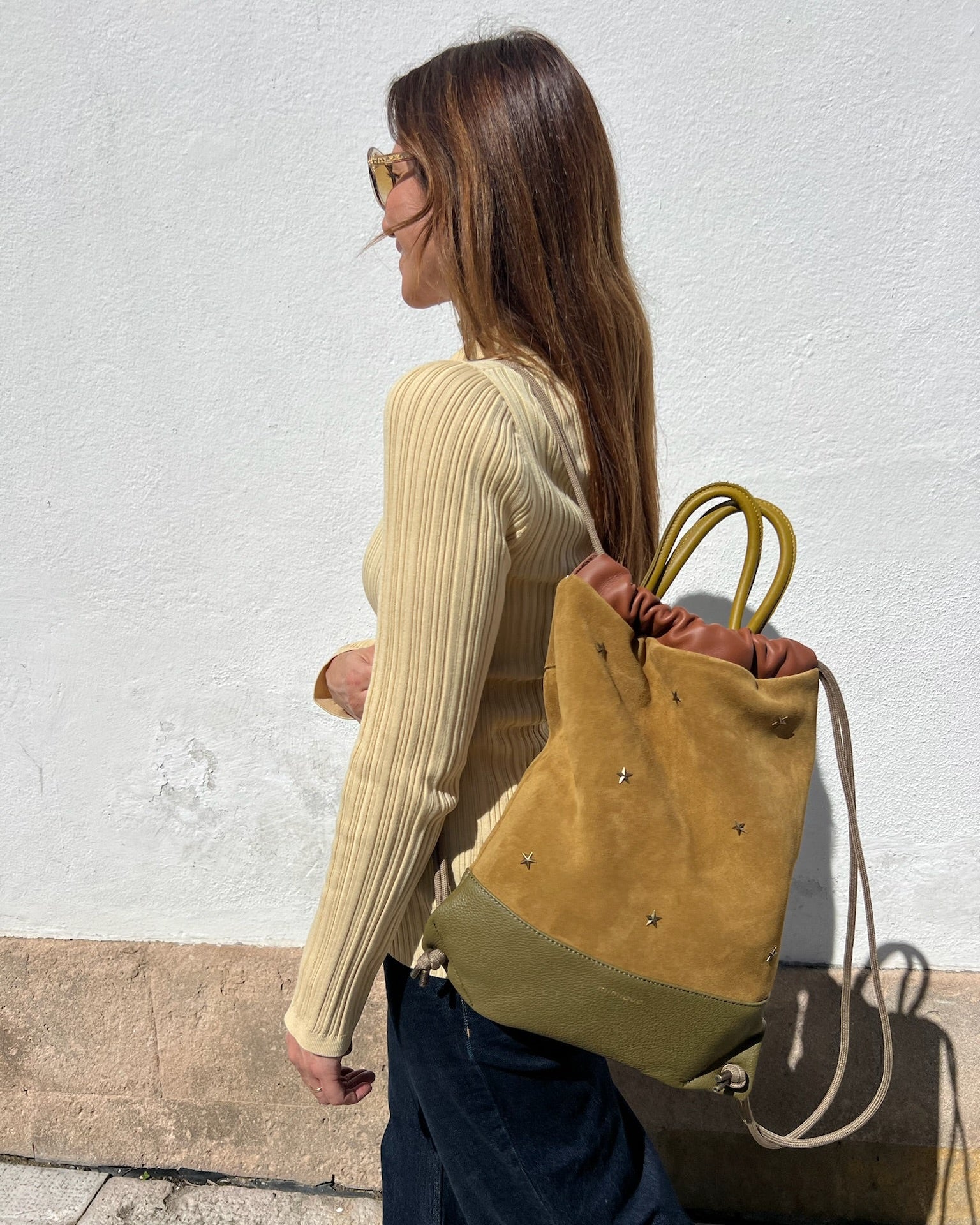 Mochila grande Mimique para mujer en piel y serraje camel premium, artesanal en España con tachuelas de estrella