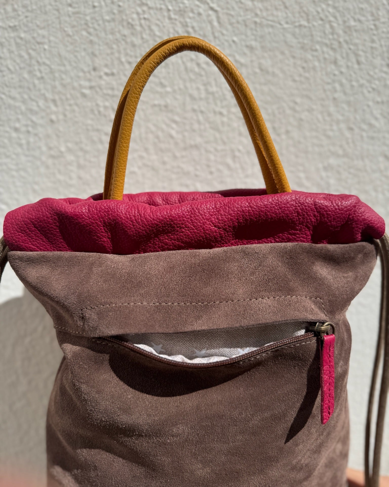 Mochila de piel y ante para mujer, cómoda y versátil, con tachuelas dots topo y aguamarina, hecha en España