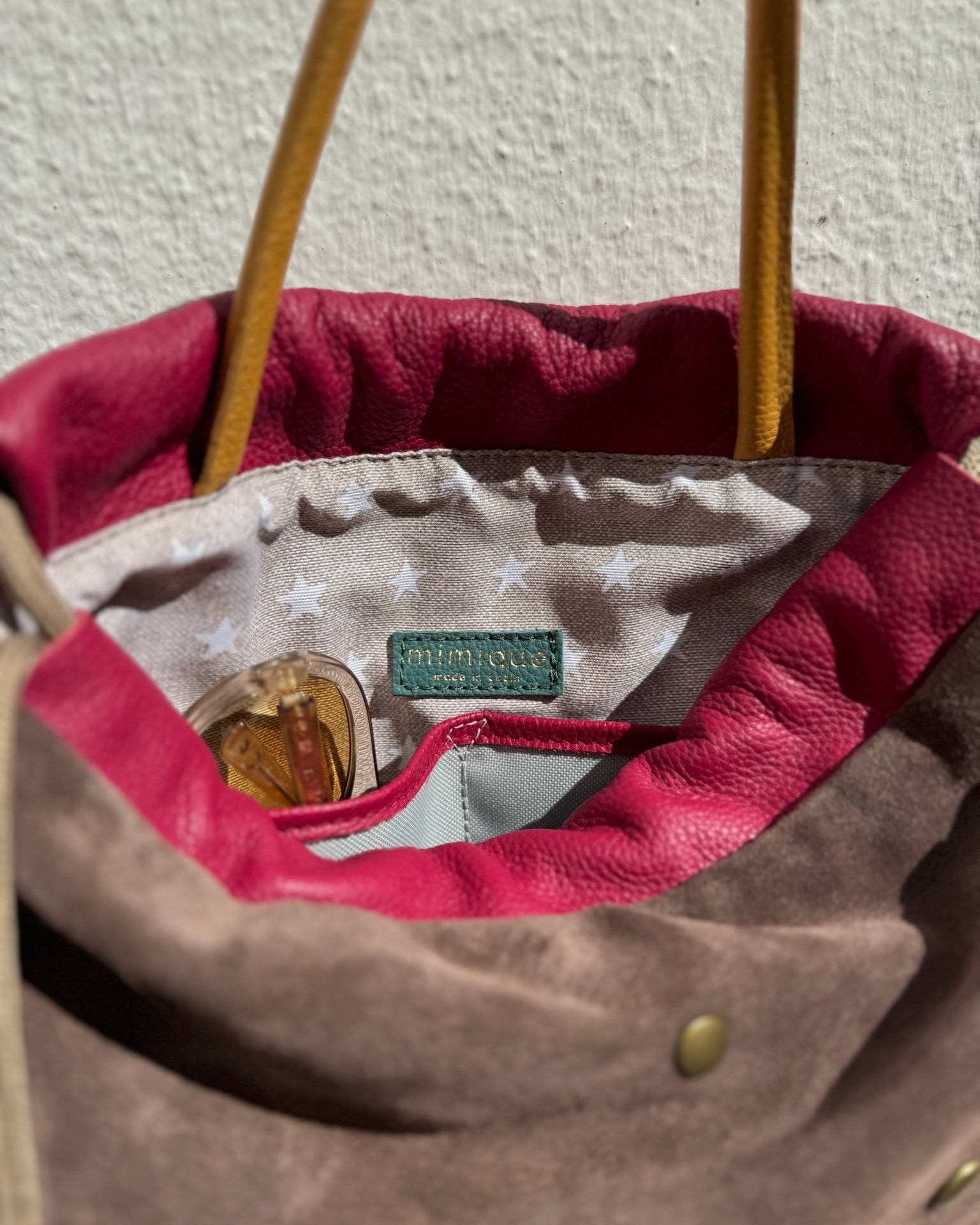 Mochila bolso de piel para mujer, diseño en ante con tachuelas dots en topo, artesanal en España