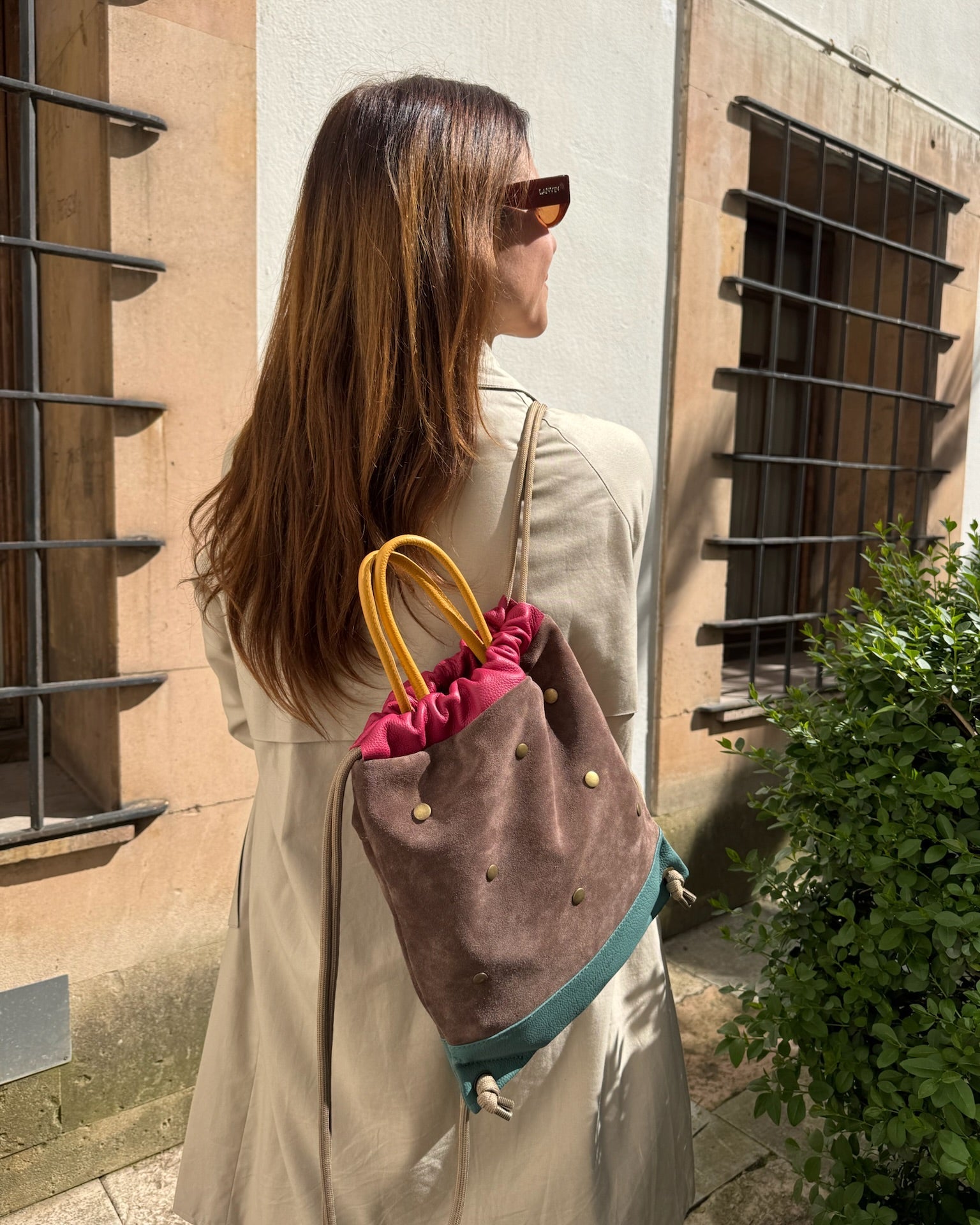 Mochila de mujer en piel y serraje, amplia y ligera, con tachuelas mini dots topo marrón, made in Spain