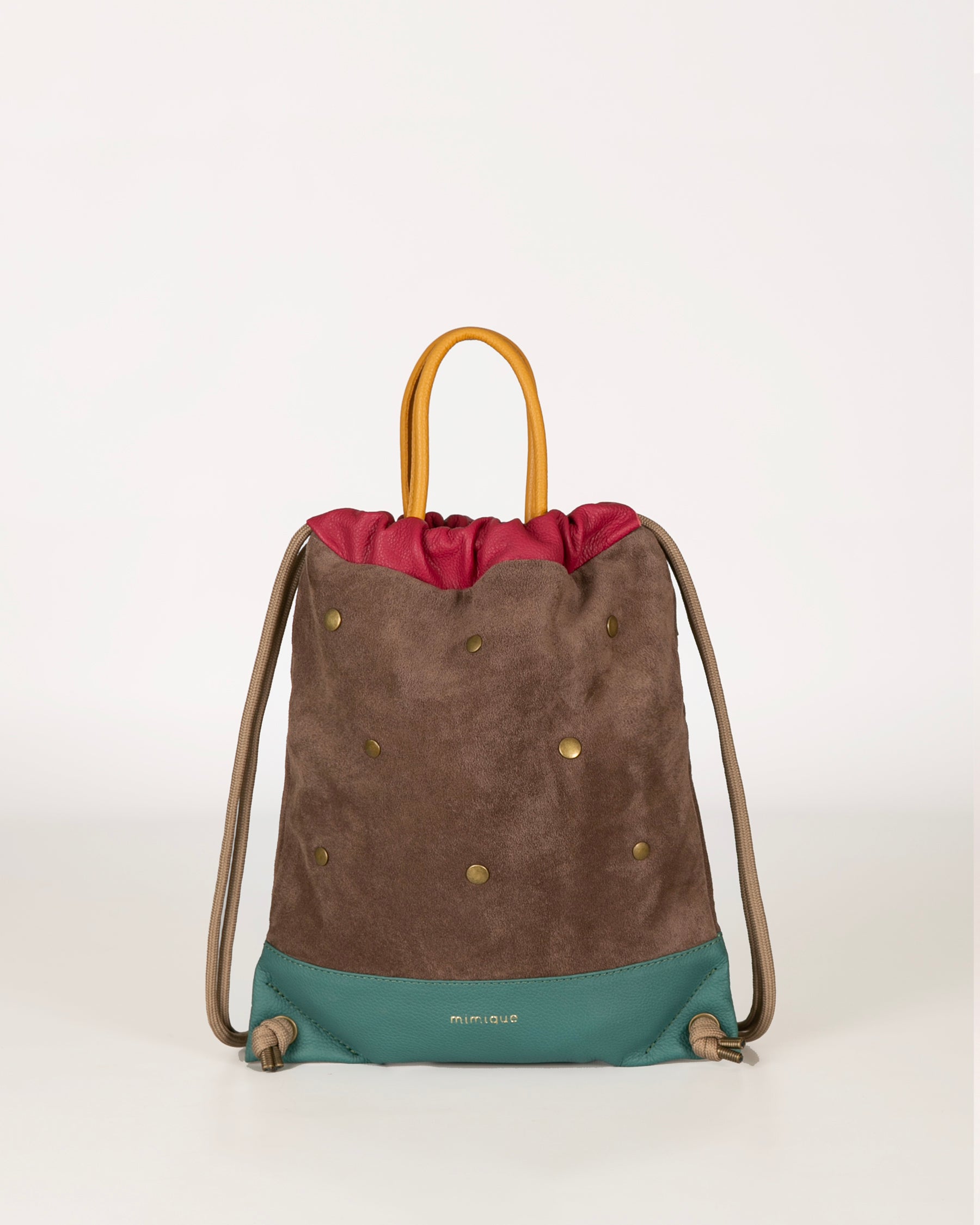 Mochila bolso de piel y serraje o ante para mujer de gran capacidad. Diseño con tachuelas dots en color topo y aguamarina. Made in Spain. Mochila cómoda y polivalente. Máxima calidad y ligereza