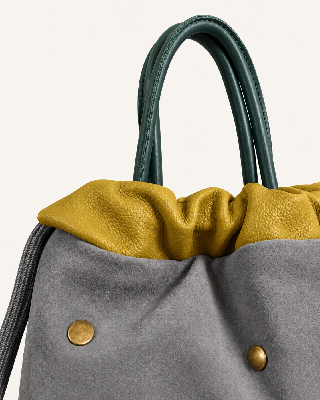 Tachuelas mini gris mochila bolso de piel y serraje Mimique color berenjena y gris hecha de forma artesanal