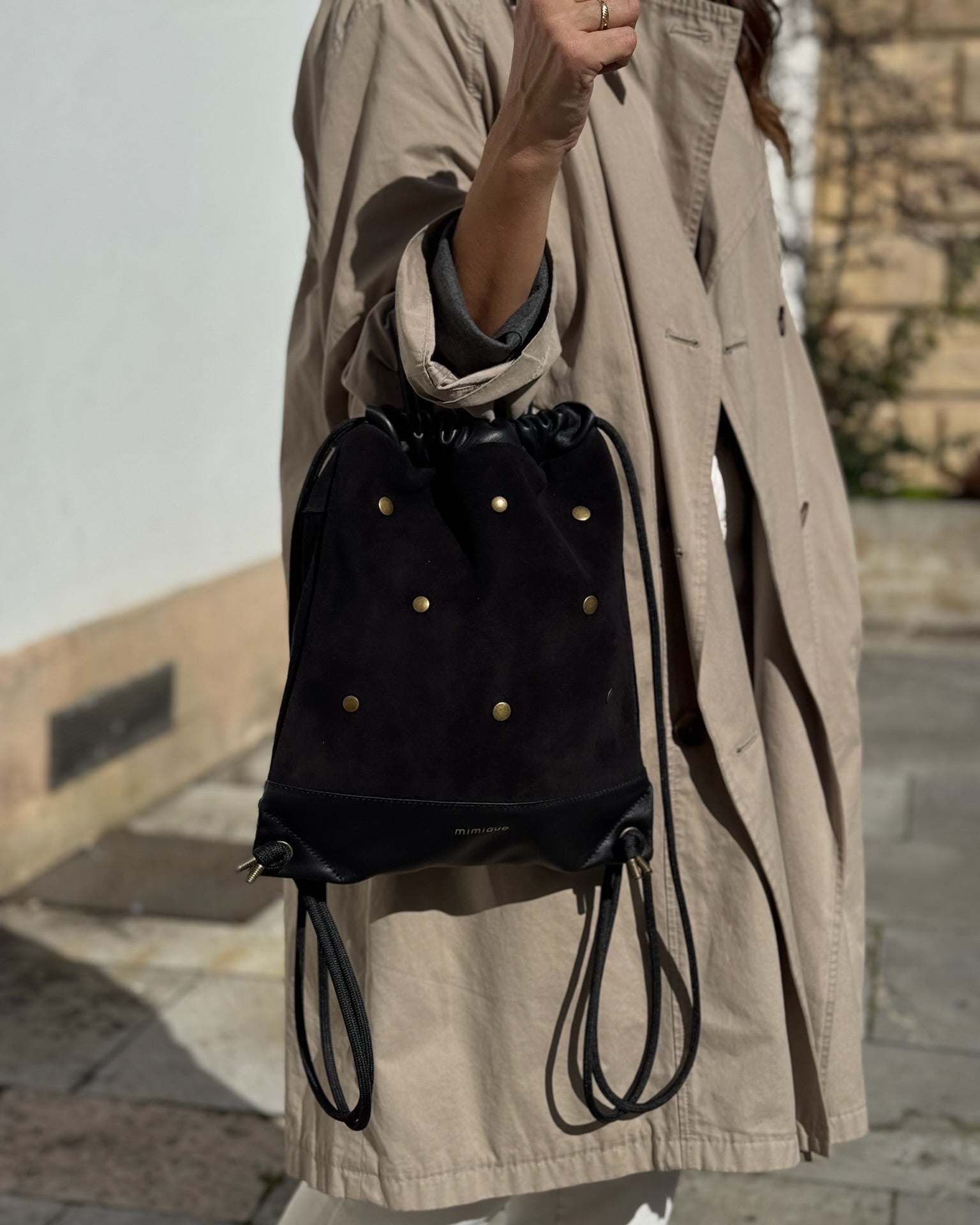 Mochila bolso urbana de gran capacidad en piel negra para mujer Tachuelas dots de Mimique. Ligera y segura. Made in Spain