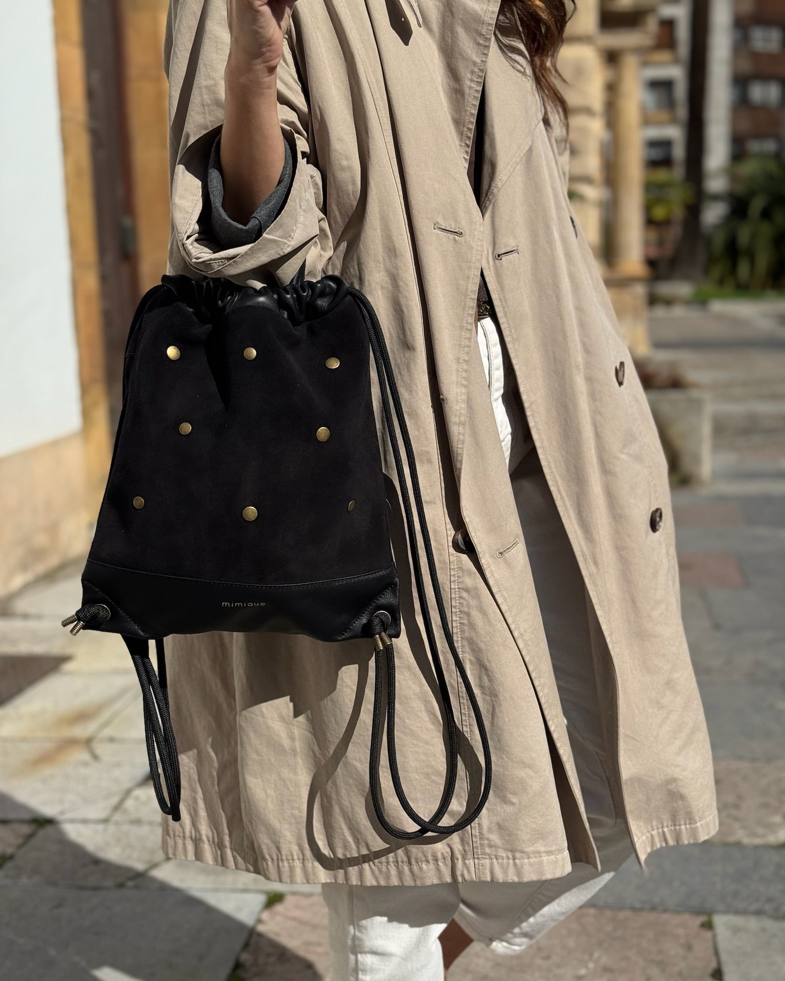 Mochila mediana de piel negra para mujer Tachuelas dots de Mimique. Diseño versátil y atemporal. Made in Spain