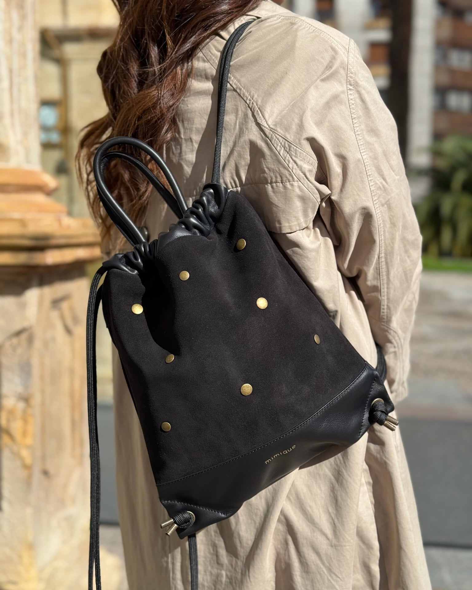 Mochila mediana de piel negra para mujer Tachuelas dots de Mimique. Hecha de forma artesanal en España. Ligera y versátil