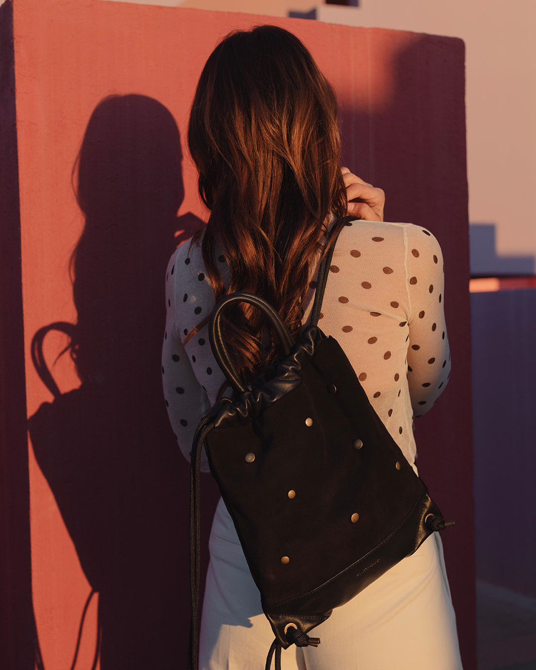 Mochila mediana de piel negra para mujer Tachuelas dots de Mimique. Diseño versátil y atemporal. Made in Spain