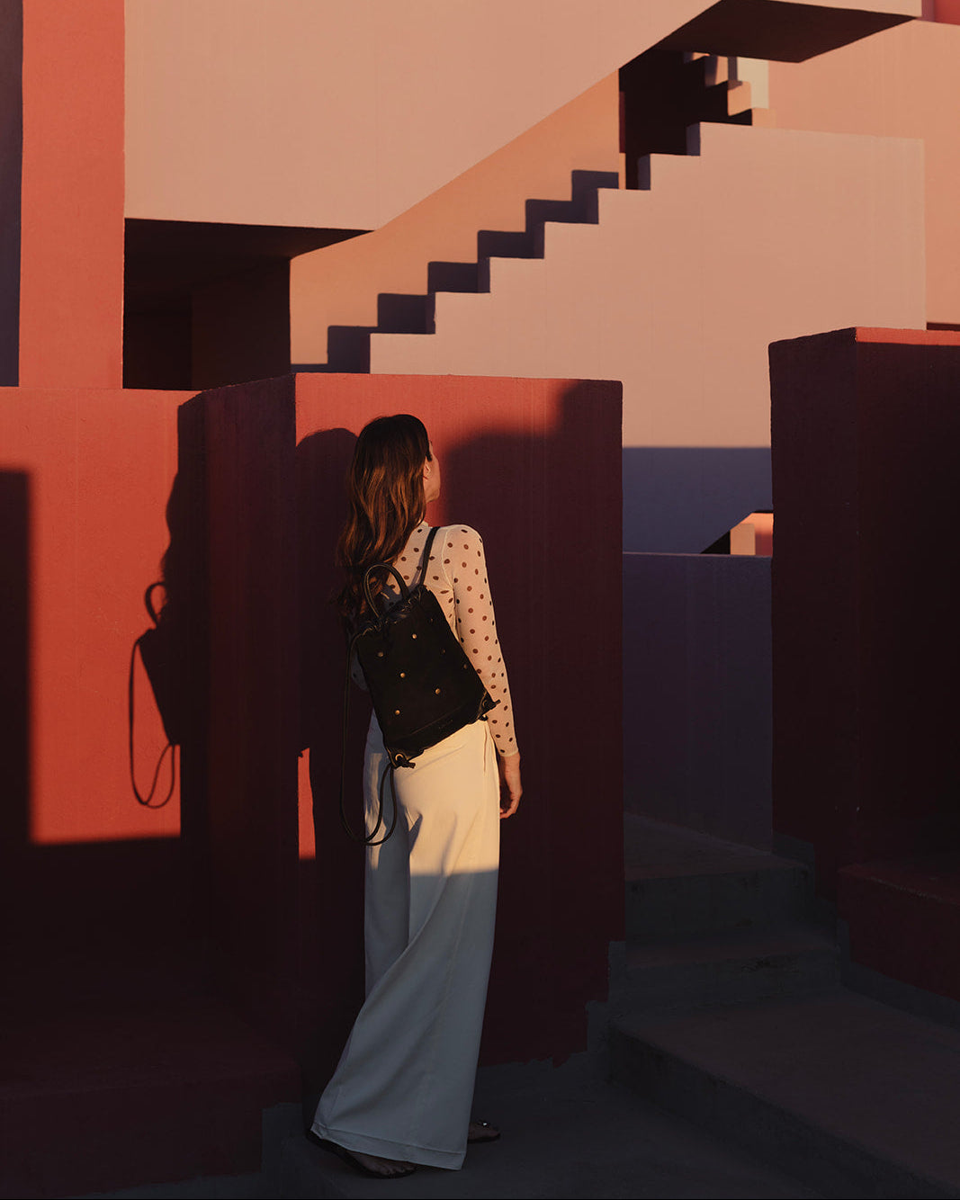 Mochila bolso de piel negra de alta calidad Tachuelas mini dots de Mimique. Hecha a mano en España