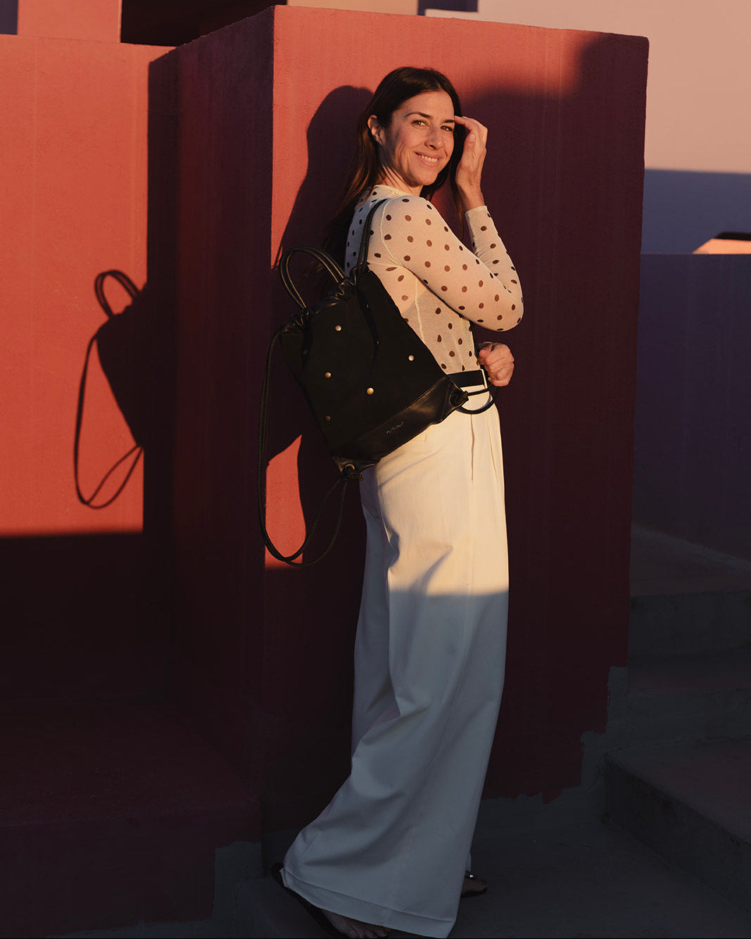 Mochila urbana de gran capacidad en piel negra Tachuelas dots de Mimique. Diseño versátil y atemporal. Made in Spain