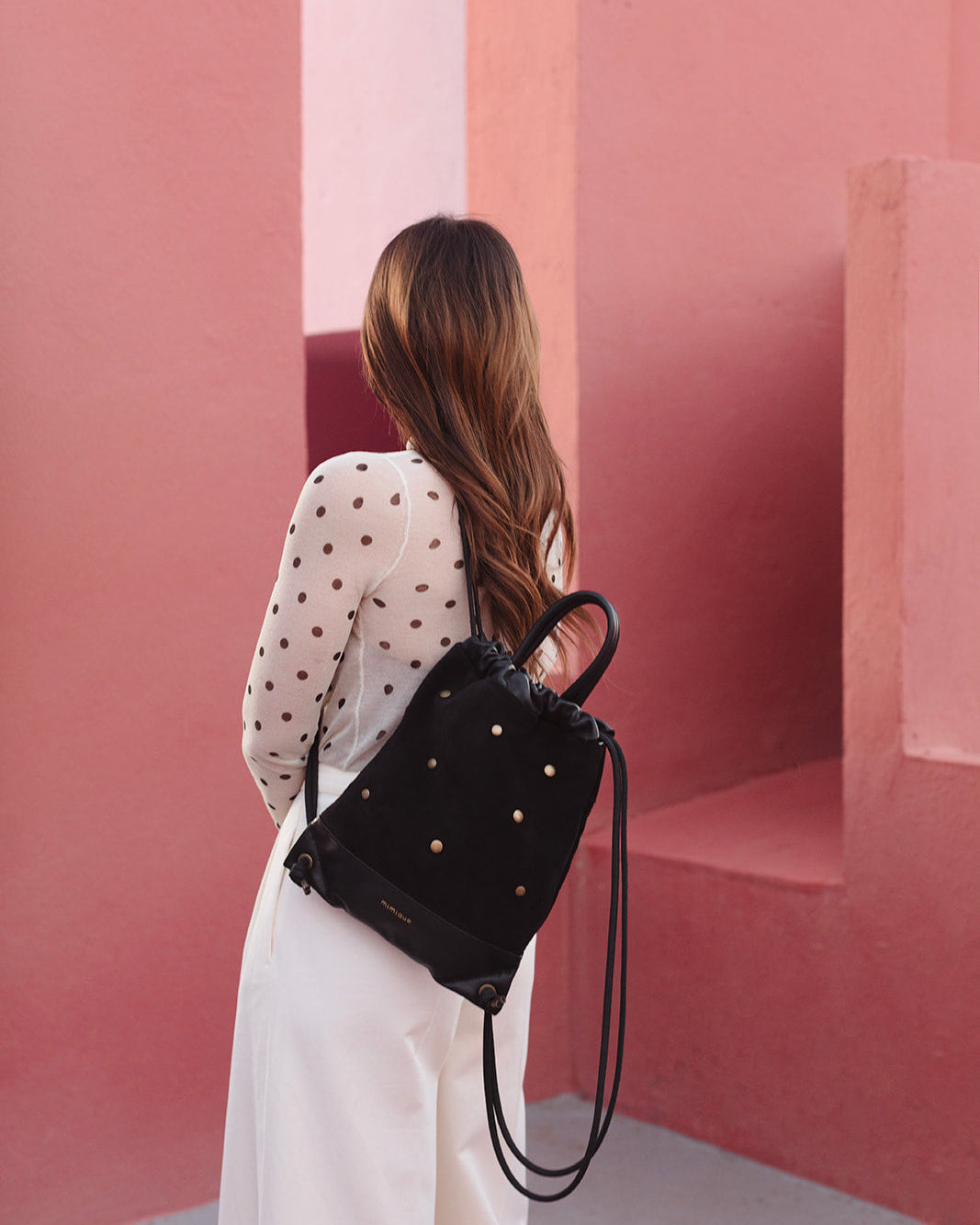 Mochila mediana de piel negra para mujer Tachuelas dots de Mimique. Hecho a mano en España. Tamaño mediano, gran capacidad
