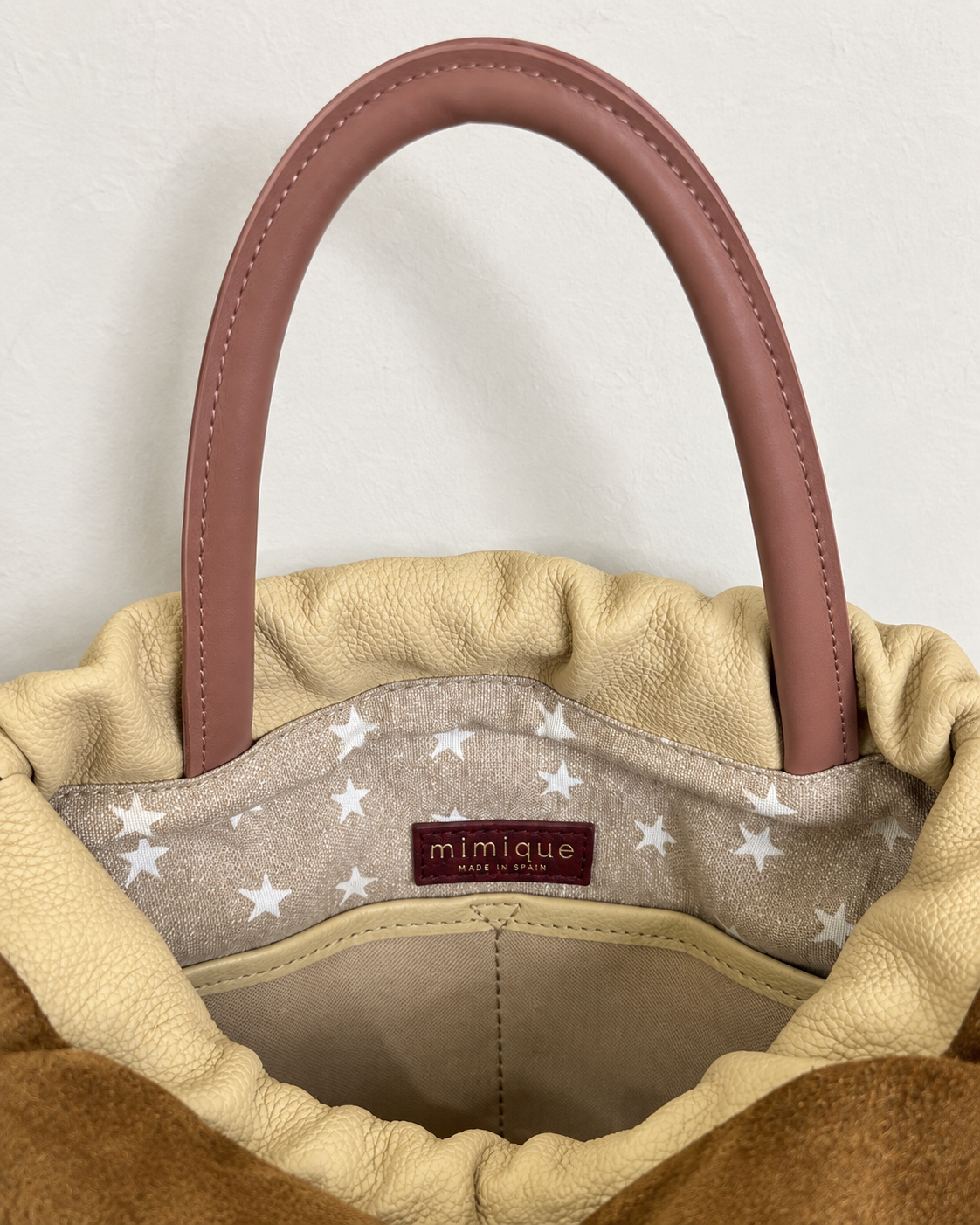 Mochila bolso de piel para mujer Tachuelas mini avellana camel de Mimique hecha a mano en España forro y bolsillo interior