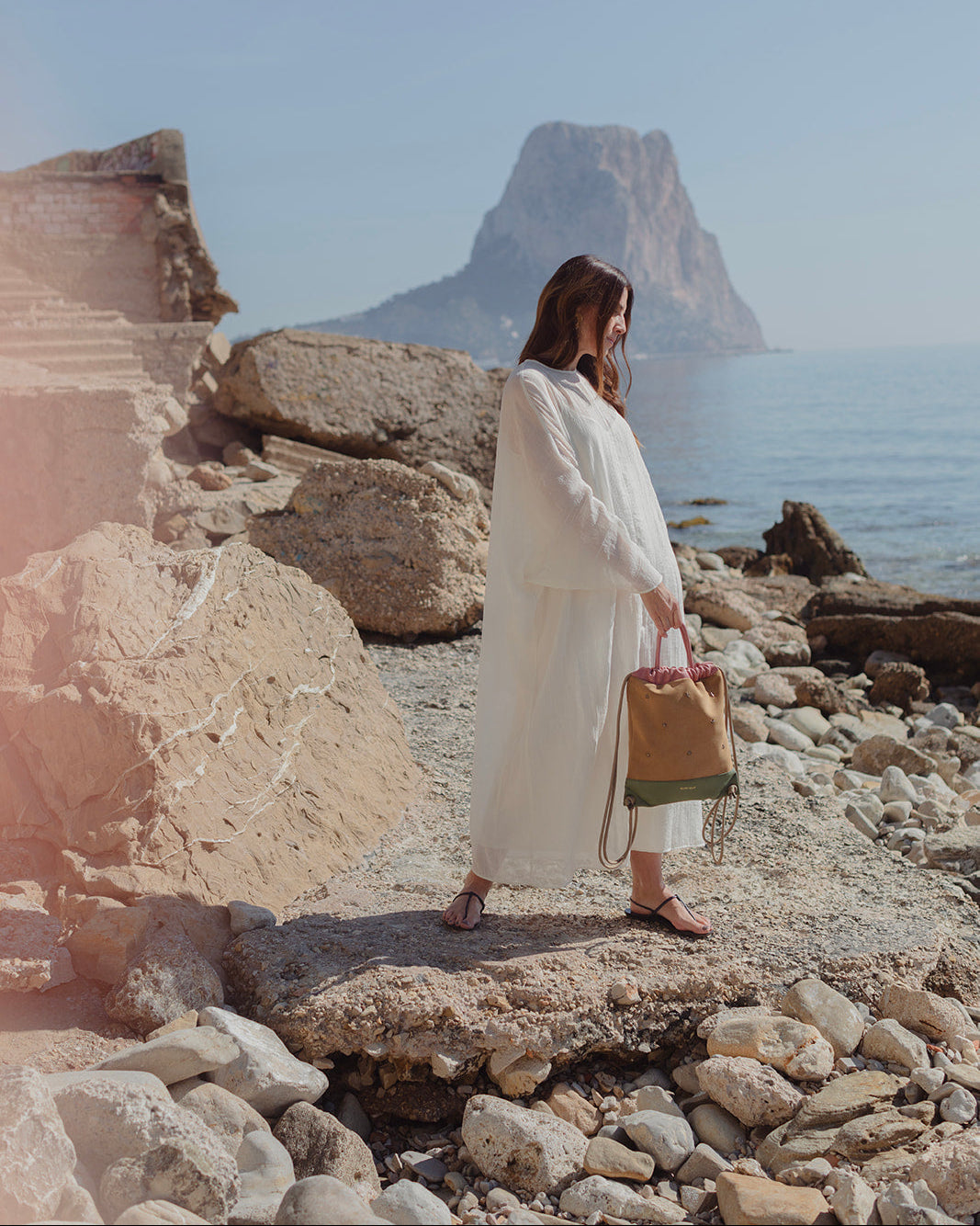 Mochila urbana de piel camel para mujer Tachuelas mini de Mimique. Tamaño pequeño y con gran capacidad. Fabricada en España