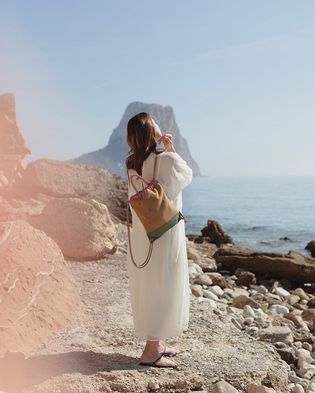Mochila bolso urbana de piel beige para mujer Tachuelas mini de Mimique. Alta calidad. Made in Spain. Ligera y segura