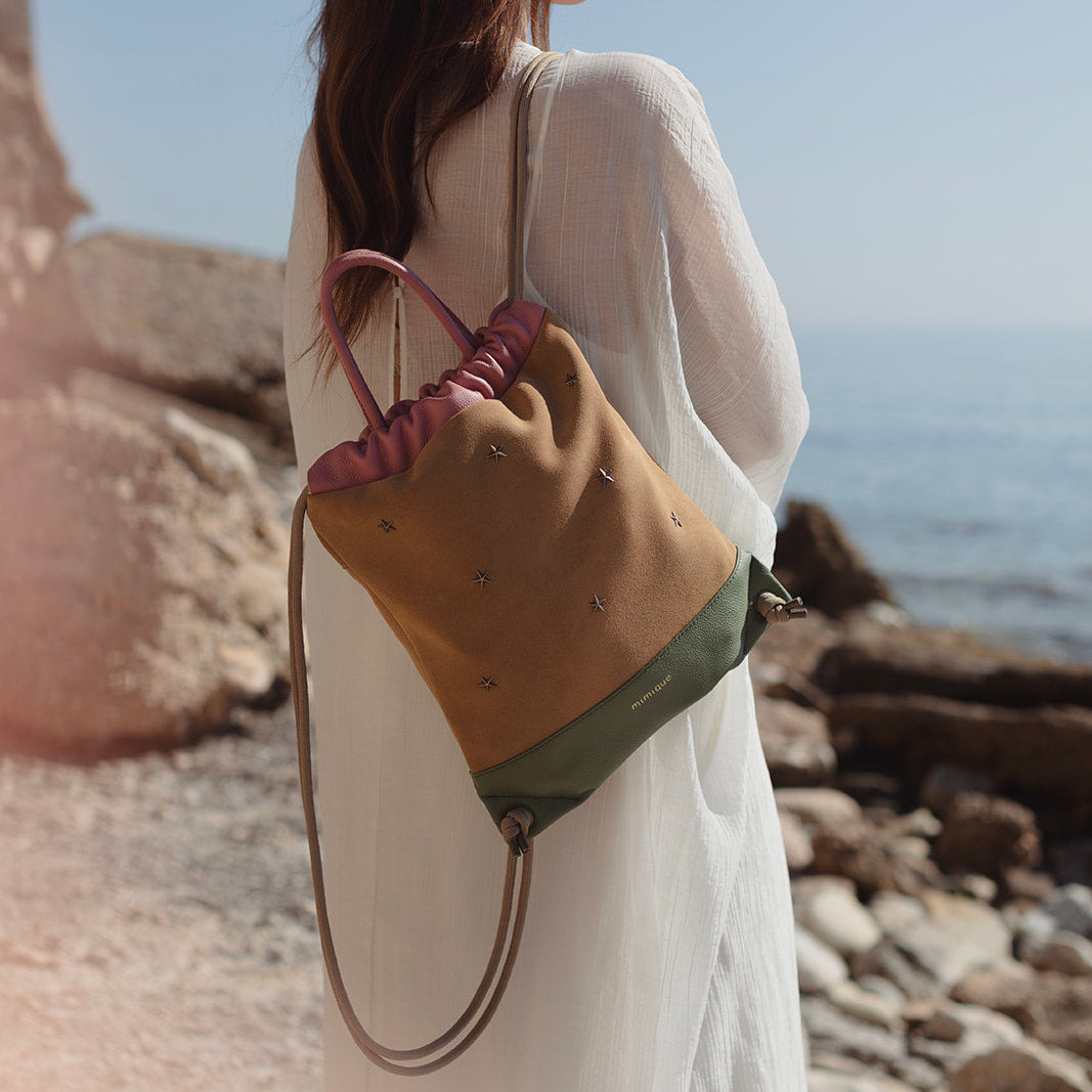 Mochila de piel para mujer de Mimique, máxima calidad, gran capacidad, diseño urbano, atemporal, cómoda y ligera. Color camel