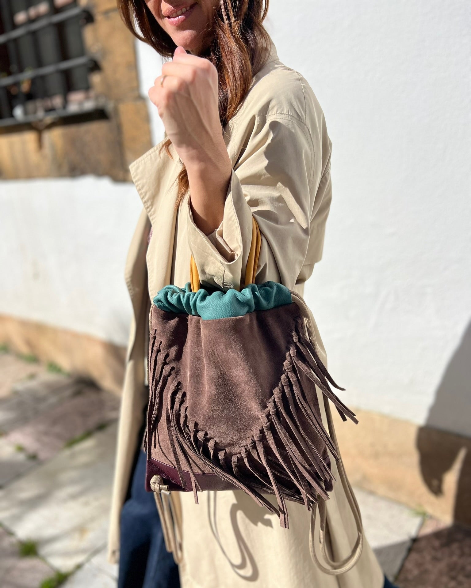 Mochila para mujer con flecos Torimbia Mimique color topo y aguamarina. Calidad made in Spain. Ligera y segura. Gran capacidad