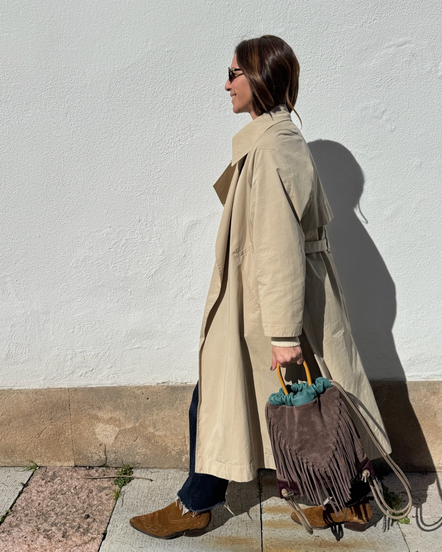 Mochila urbana con flecos para mujer Torimbia color topo. Made in Spain. Cómoda y ligera, gran capacidad y calidad