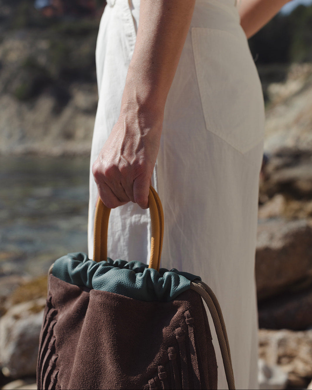 Mochila mediana para mujer con flecos Torimbia de Mimique color topo. Máxima calidad hecha a mano en España. Cómoda, segura y ligera