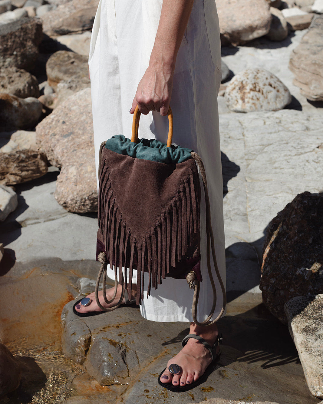 Mochila para mujer con flecos Torimbia Mimique color topo y aguamarina. Calidad made in Spain. Ligera y segura. Gran capacidad