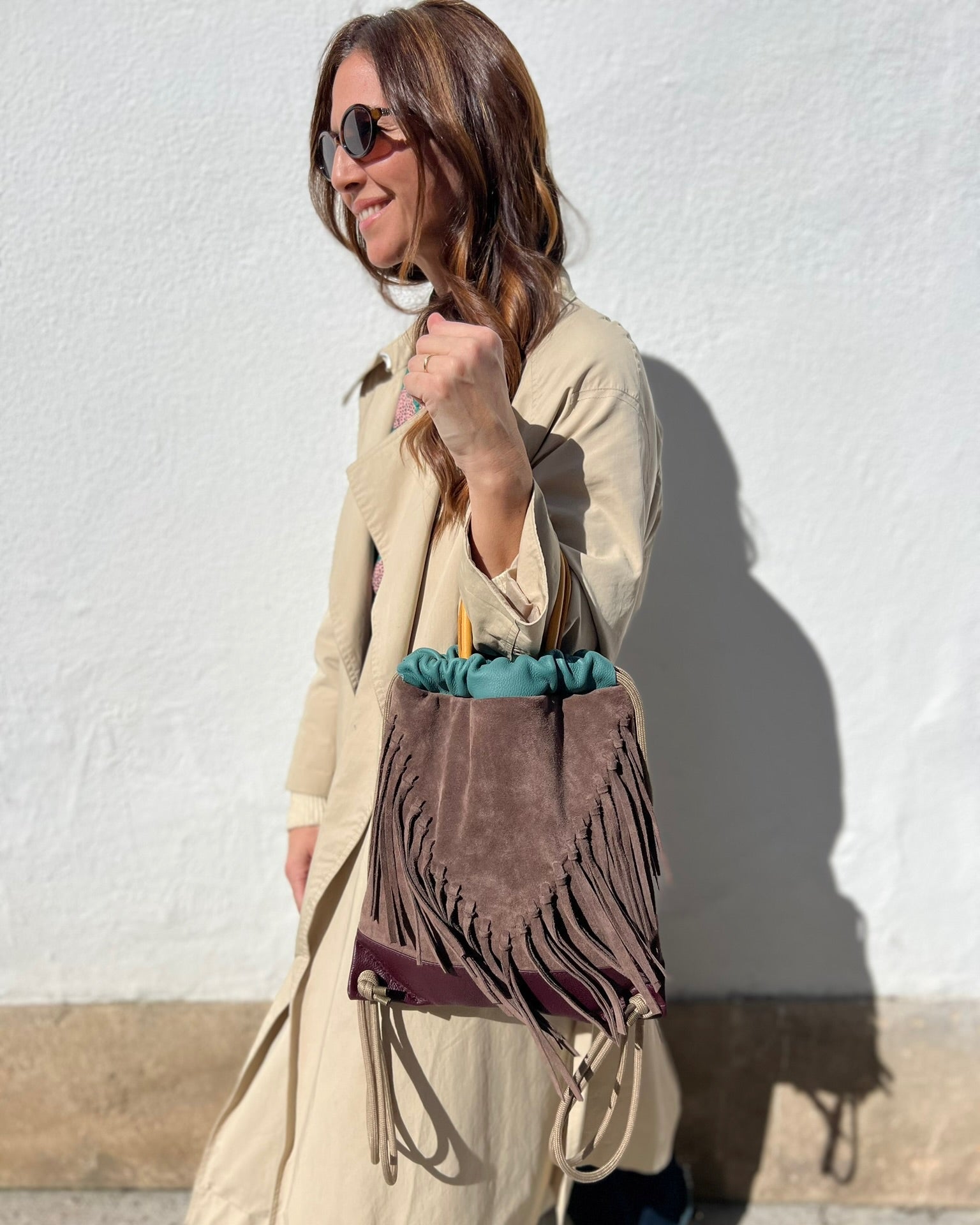 Mochila bolso con flecos para mujer Torimbia de Mimique color topo. Artesanía made in Spain. Cómoda y ligera, de gran capacidad y calidad