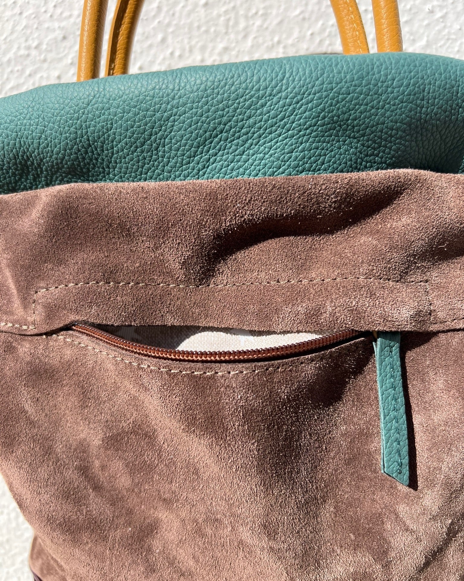 Mochila de gran capacidad y calidad para mujer con flecos Torimbia de Mimique color topo. Bolsillo con cremallera