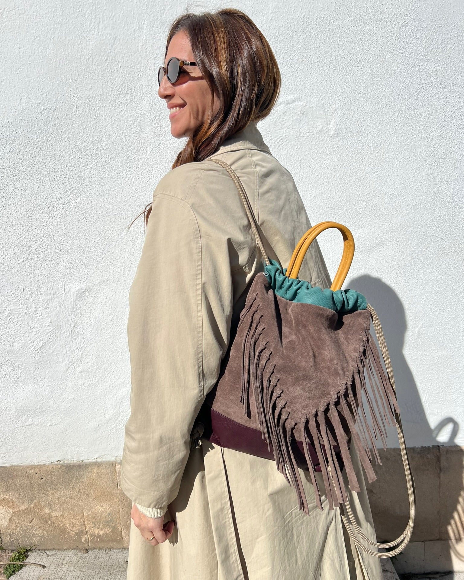 Mochila mediana para mujer con flecos Torimbia de Mimique color topo. Máxima calidad hecha a mano en España. Cómoda, segura y ligera