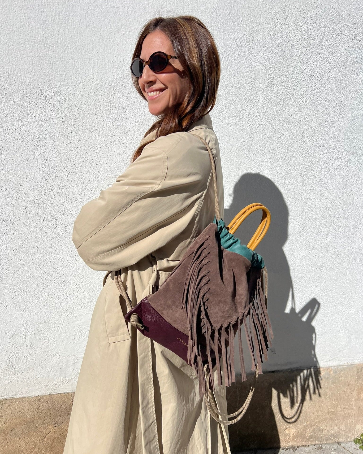 Mochila mediana para mujer con flecos Torimbia de Mimique color topo. Máxima calidad hecha a mano en España. Mucha capacidad