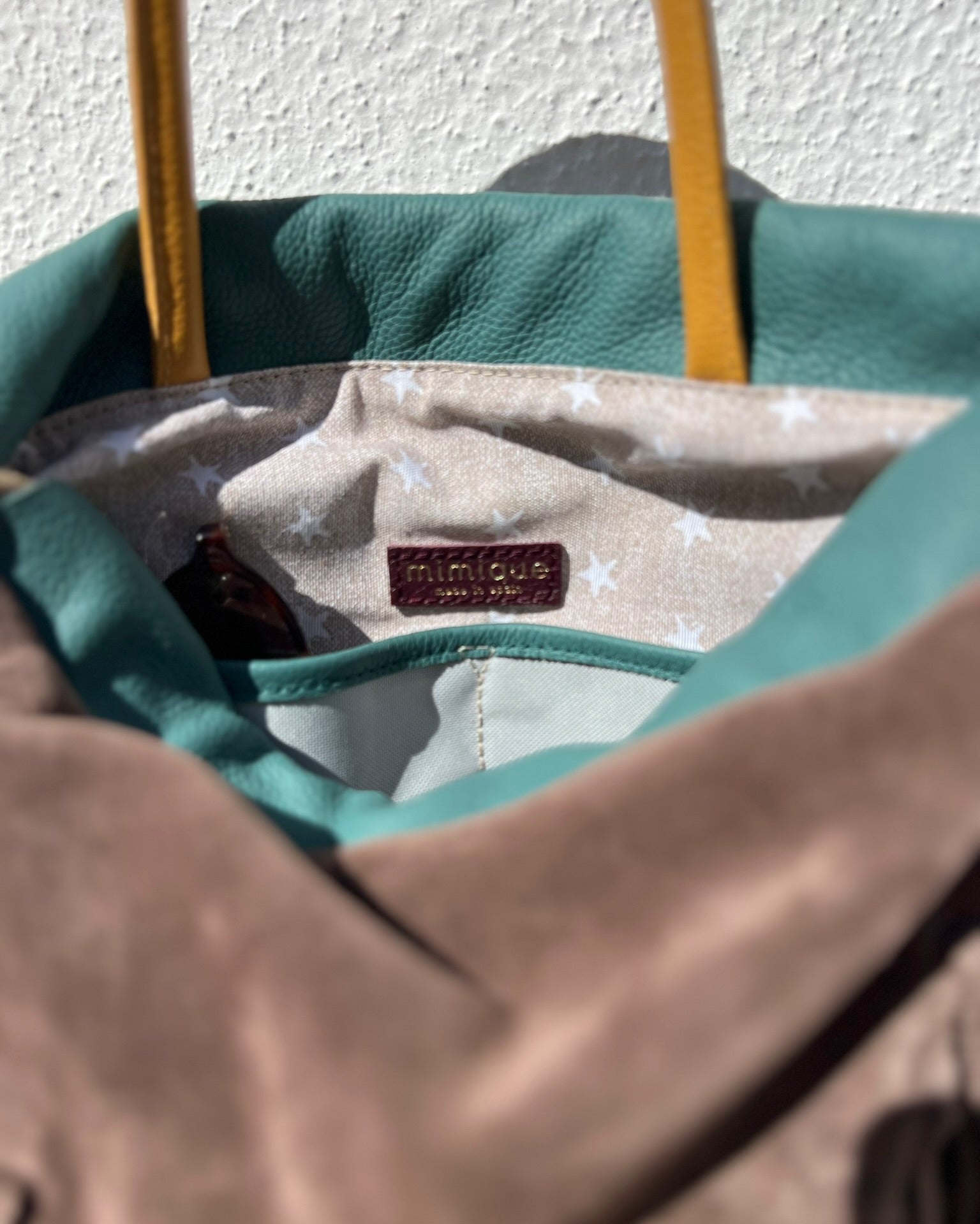 Mochila mediana de gran capacidad y calidad para mujer con flecos Torimbia de Mimique color topo. Hecha a mano en España.