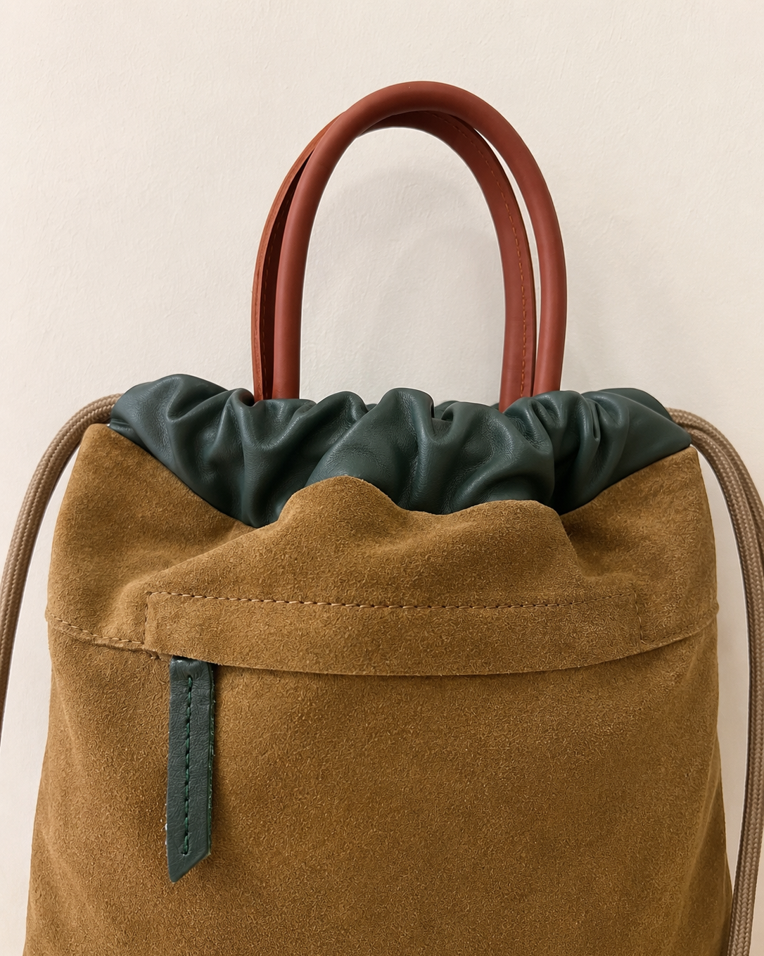 Bolso mochila Torimbia zero camel y chocolate Mimique para mujer hecha a mano en España cierre seguro