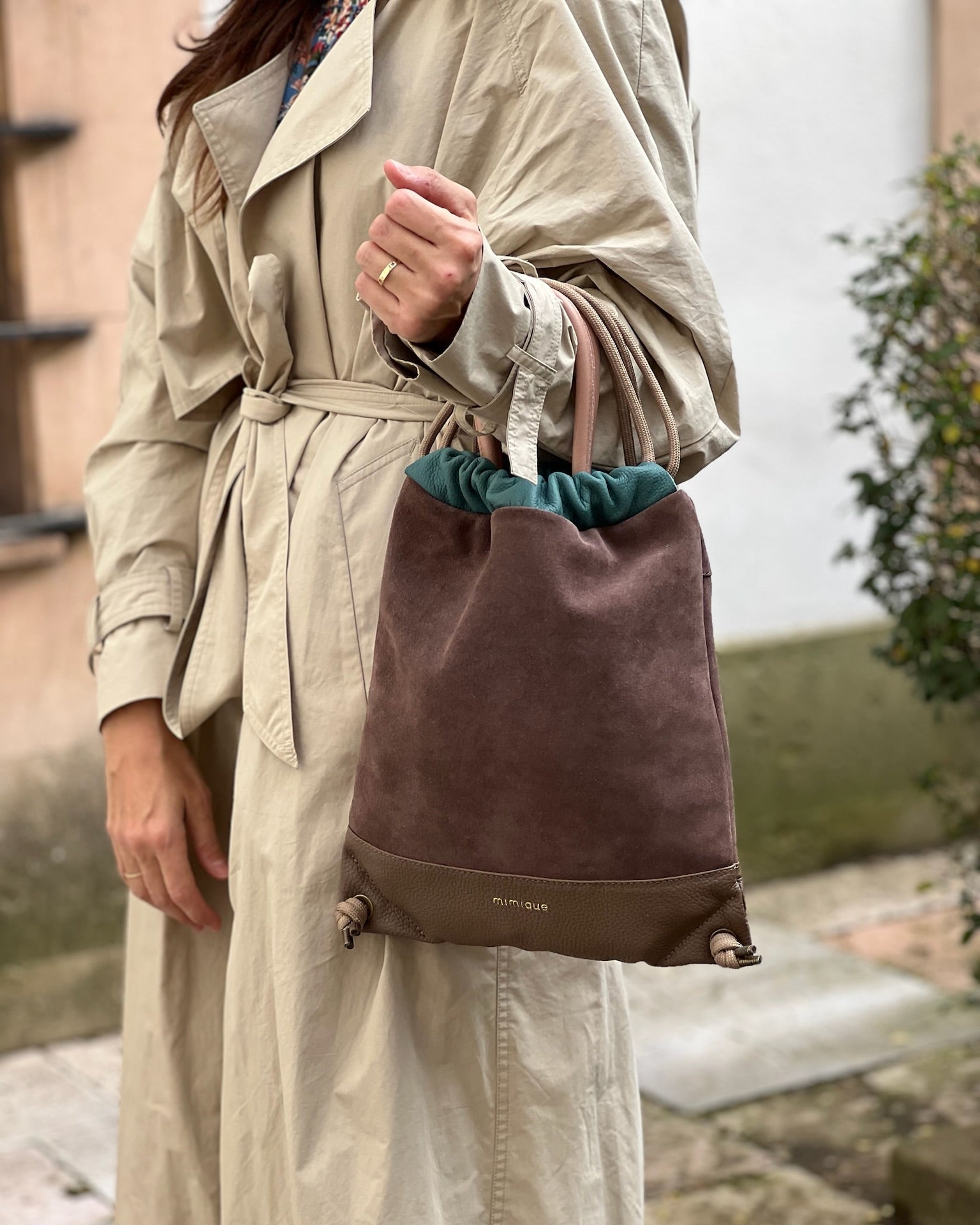 Mochila de piel Torimbia Zero Mimique en color topo y aguamarina, diseño atemporal hecho a mano en España, ligera y con gran capacidad