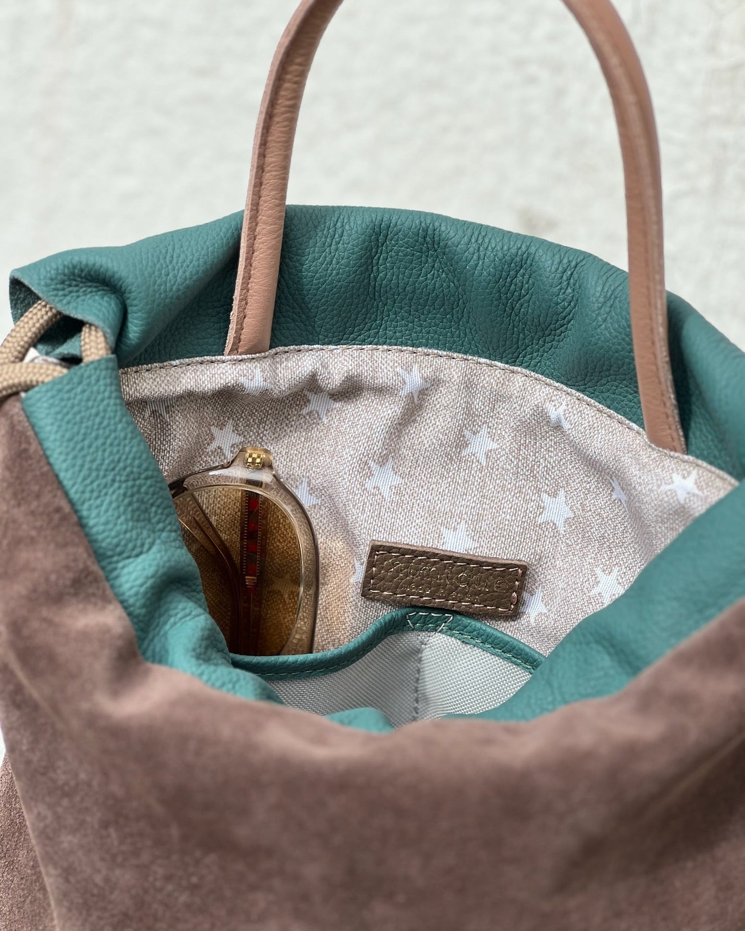 Mochila mediana para mujer Torimbia Zero de Mimique en piel y serraje topo y aguamarina, fabricada en España, ligera y con gran espacio interior.