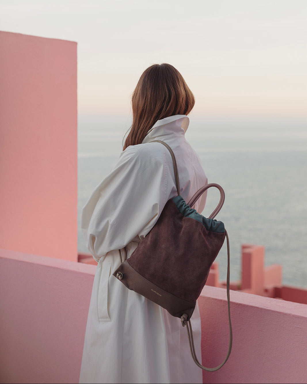 Mochila mediana para mujer Torimbia Zero de Mimique. Fabricada en España en piel y serraje premium color topo. Cierre seguro