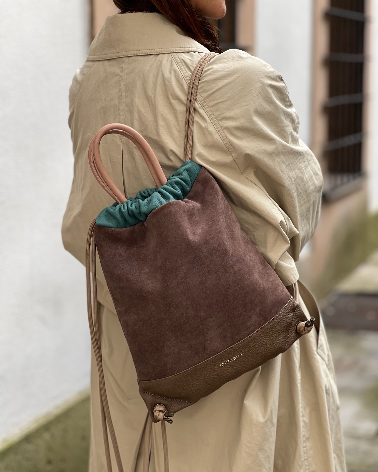 Mochila bolso Mimique Torimbia Zero en topo y aguamarina, piel y serraje de gran calidad, tamaño mediano, cómoda y funcional. Made in Spain